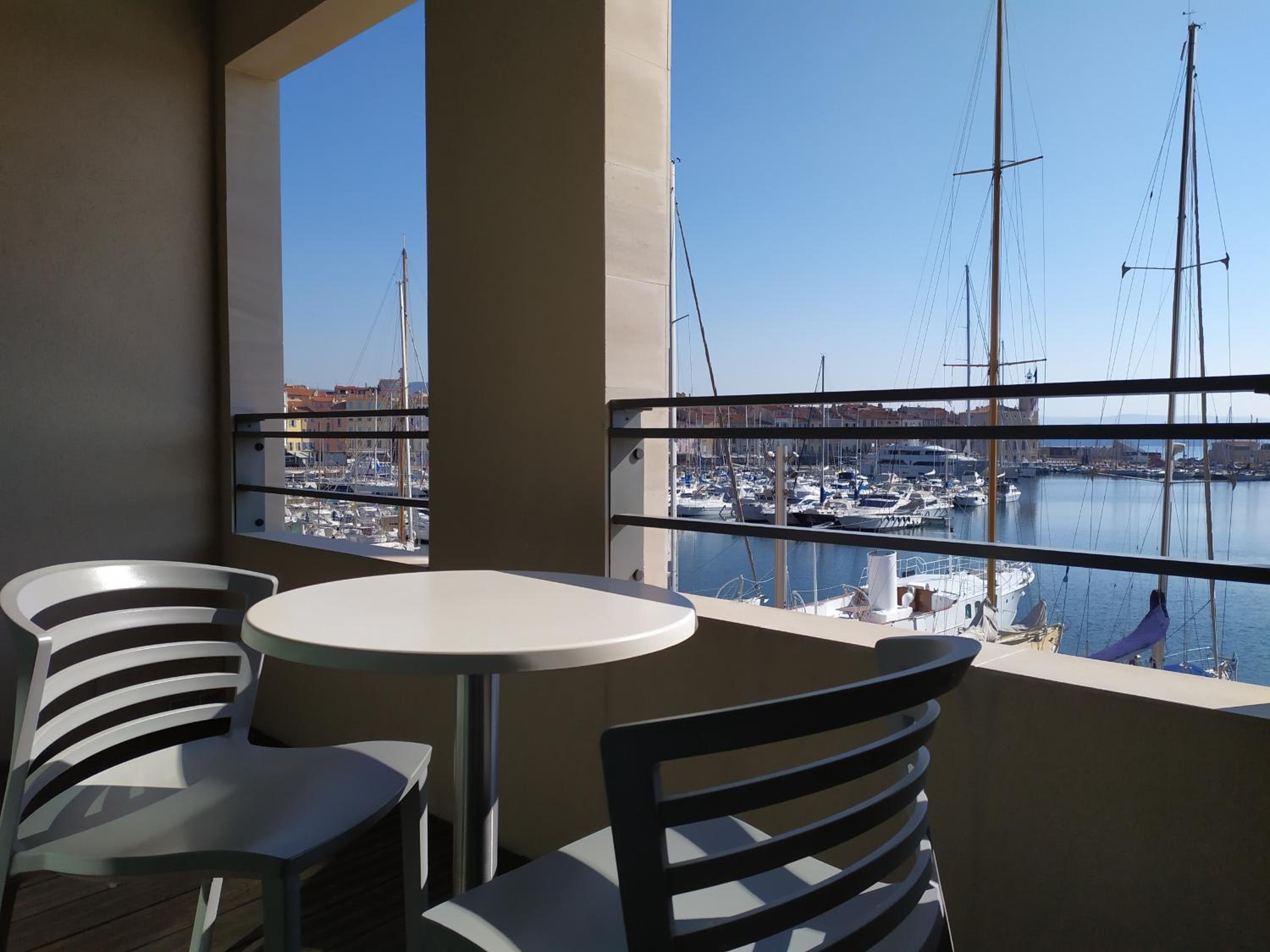 Junior Queen Suite with Sea View - Photo 11