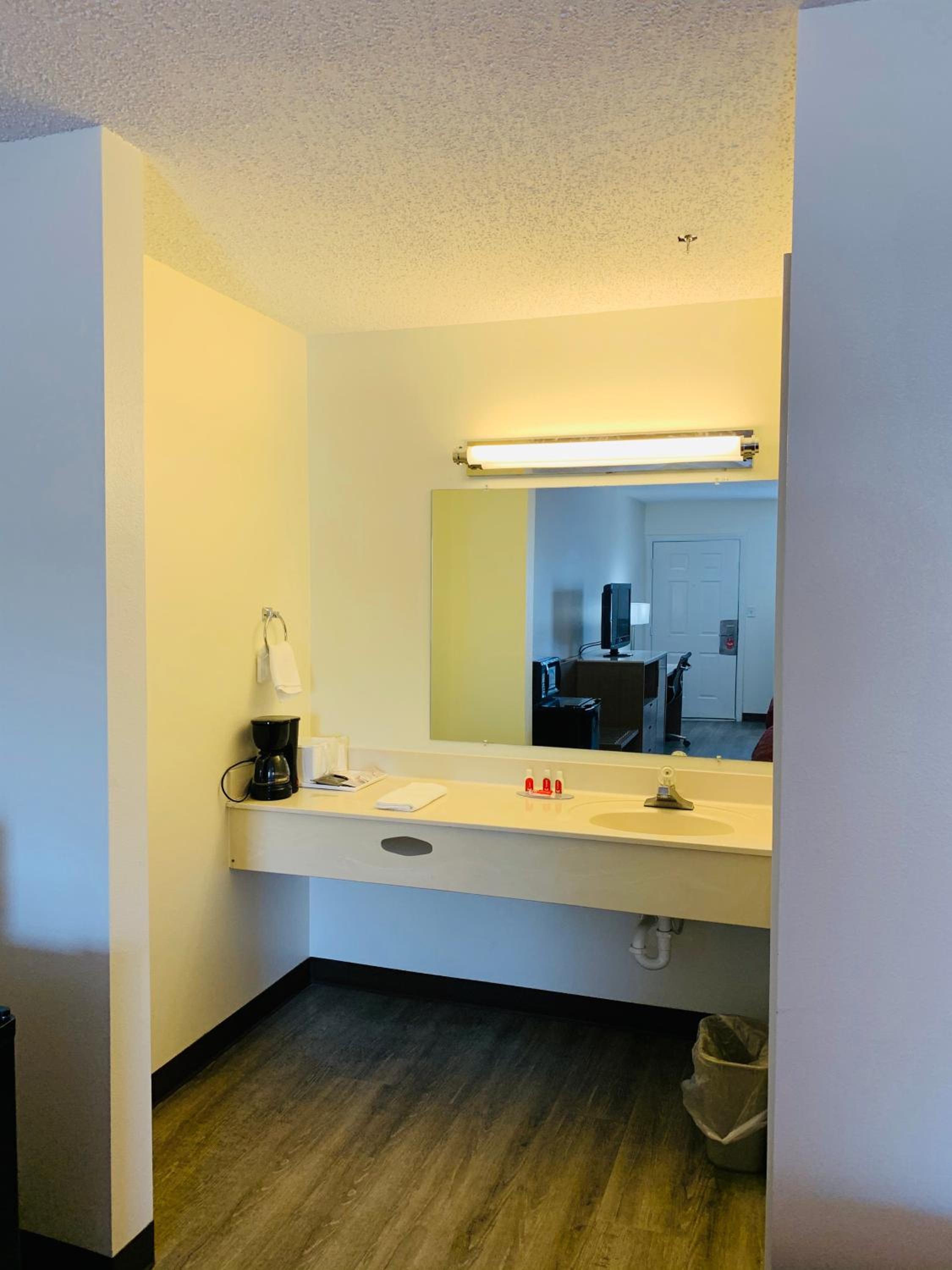 King Senior Room with Tub - Accessible/Non-Smoking/No Pets photo 2