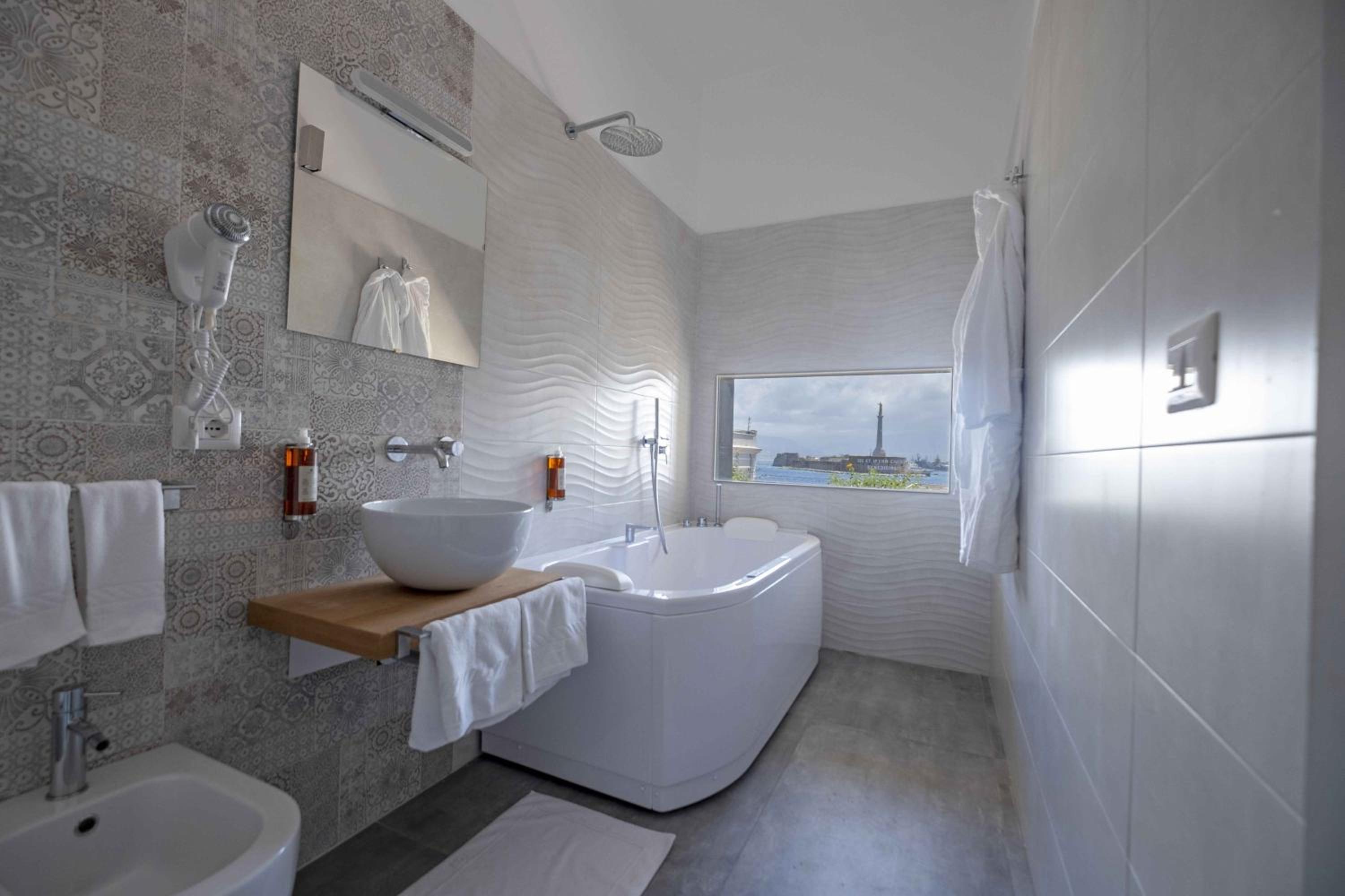 Double Room with Balcony and Sea View - Photo 6