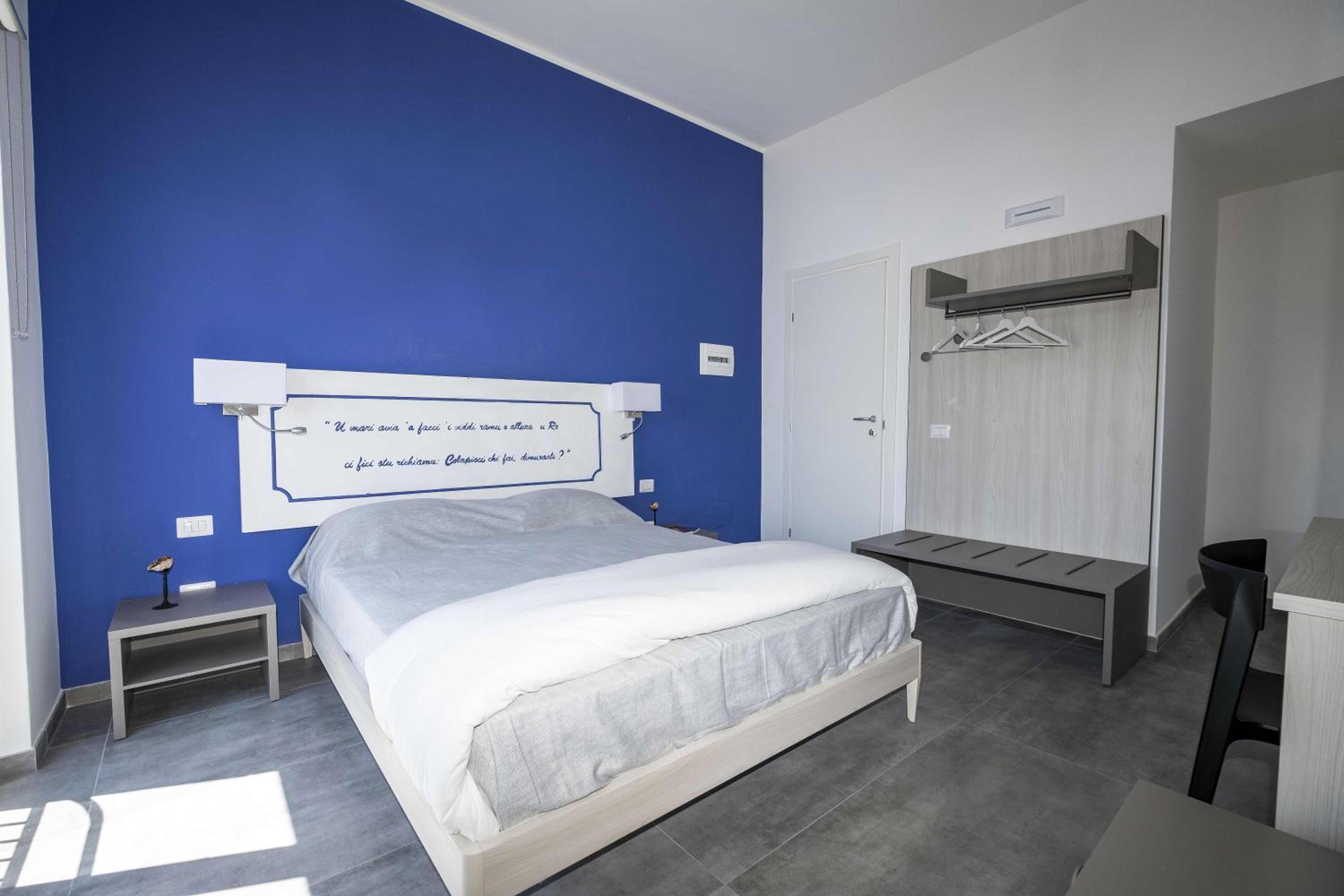 Double Room with Balcony and Sea View - Photo 4