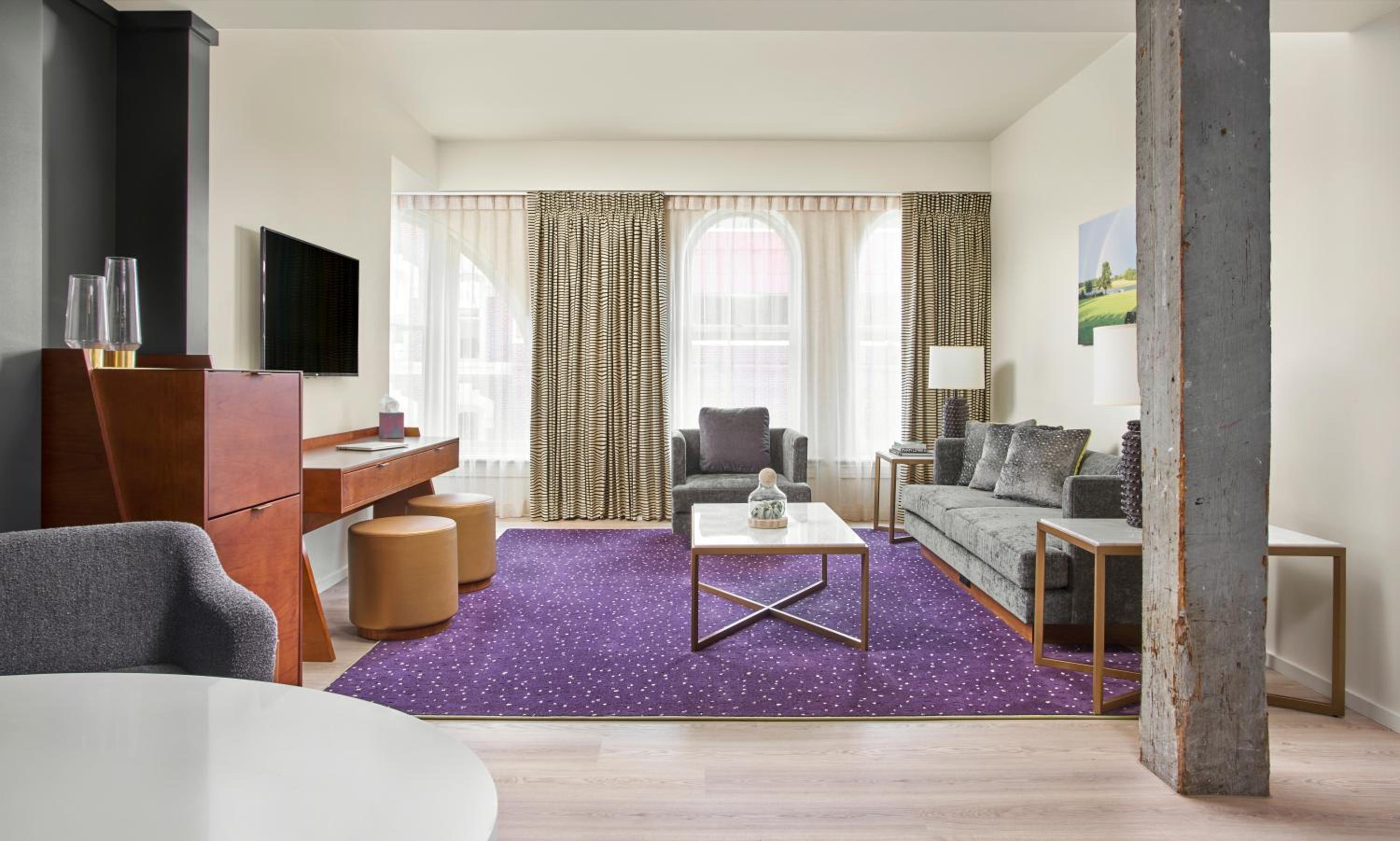 Deluxe One-Bedroom King Suite with City View photo 3