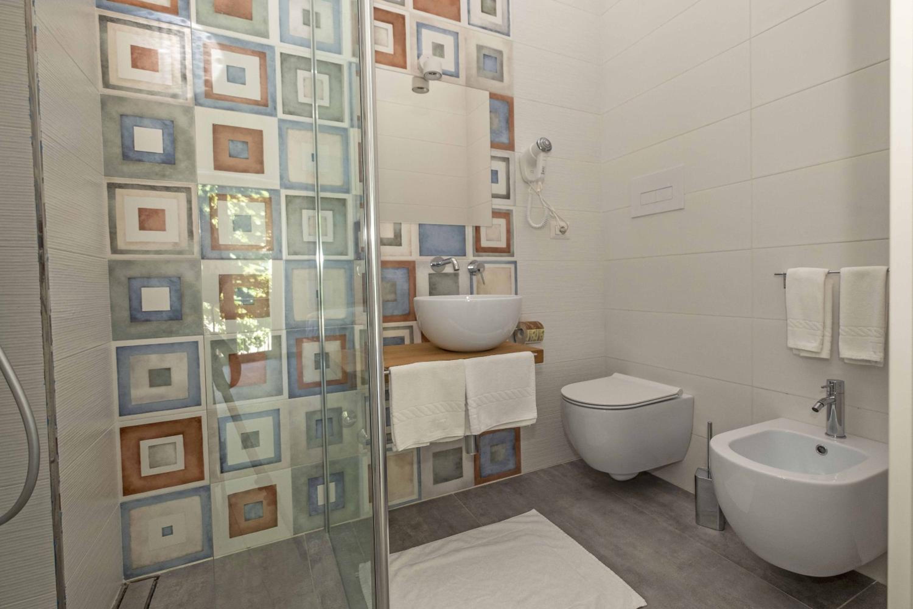 Double or Twin Room with Private Bathroom - Photo 2