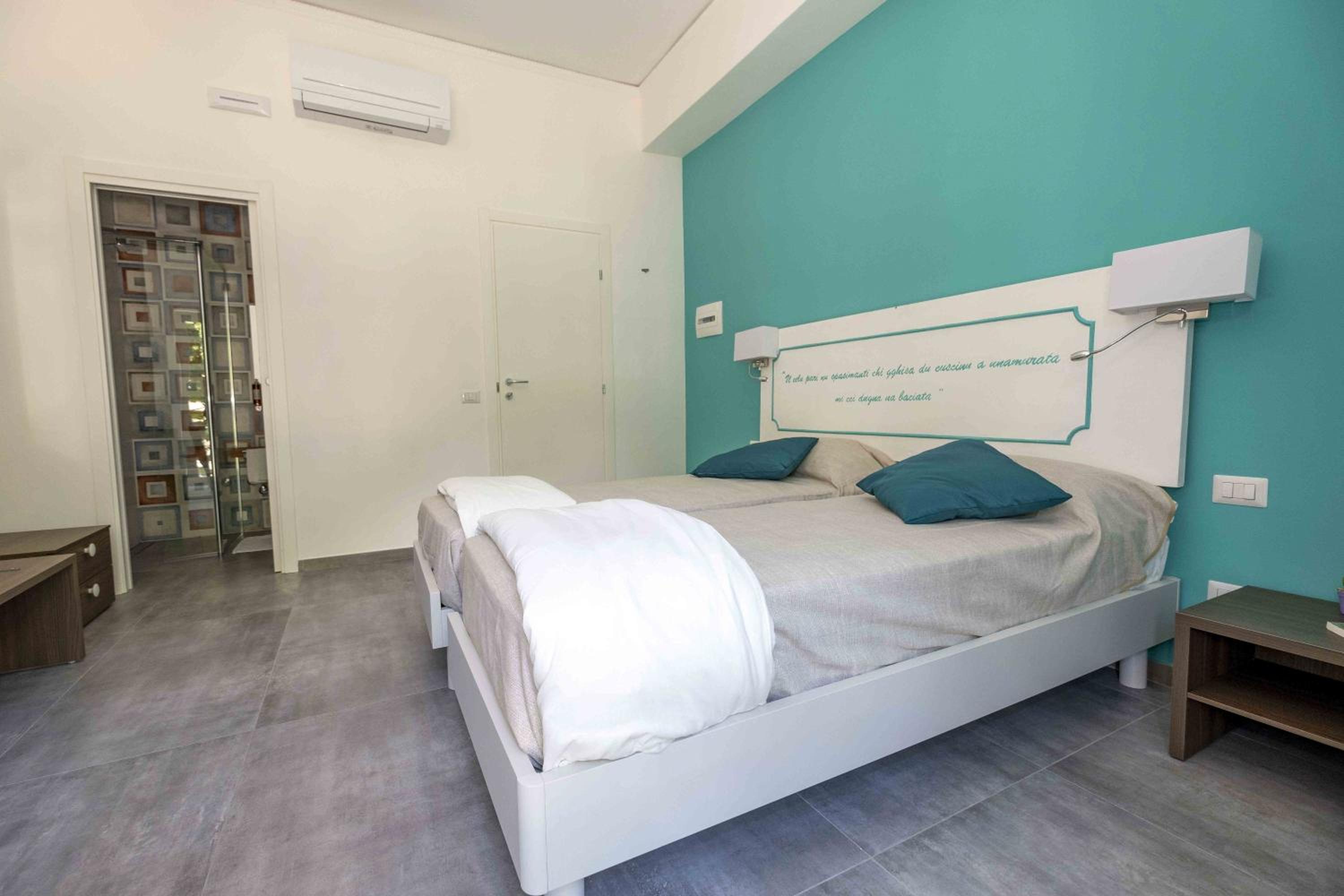 Double or Twin Room with Private Bathroom - Photo 7