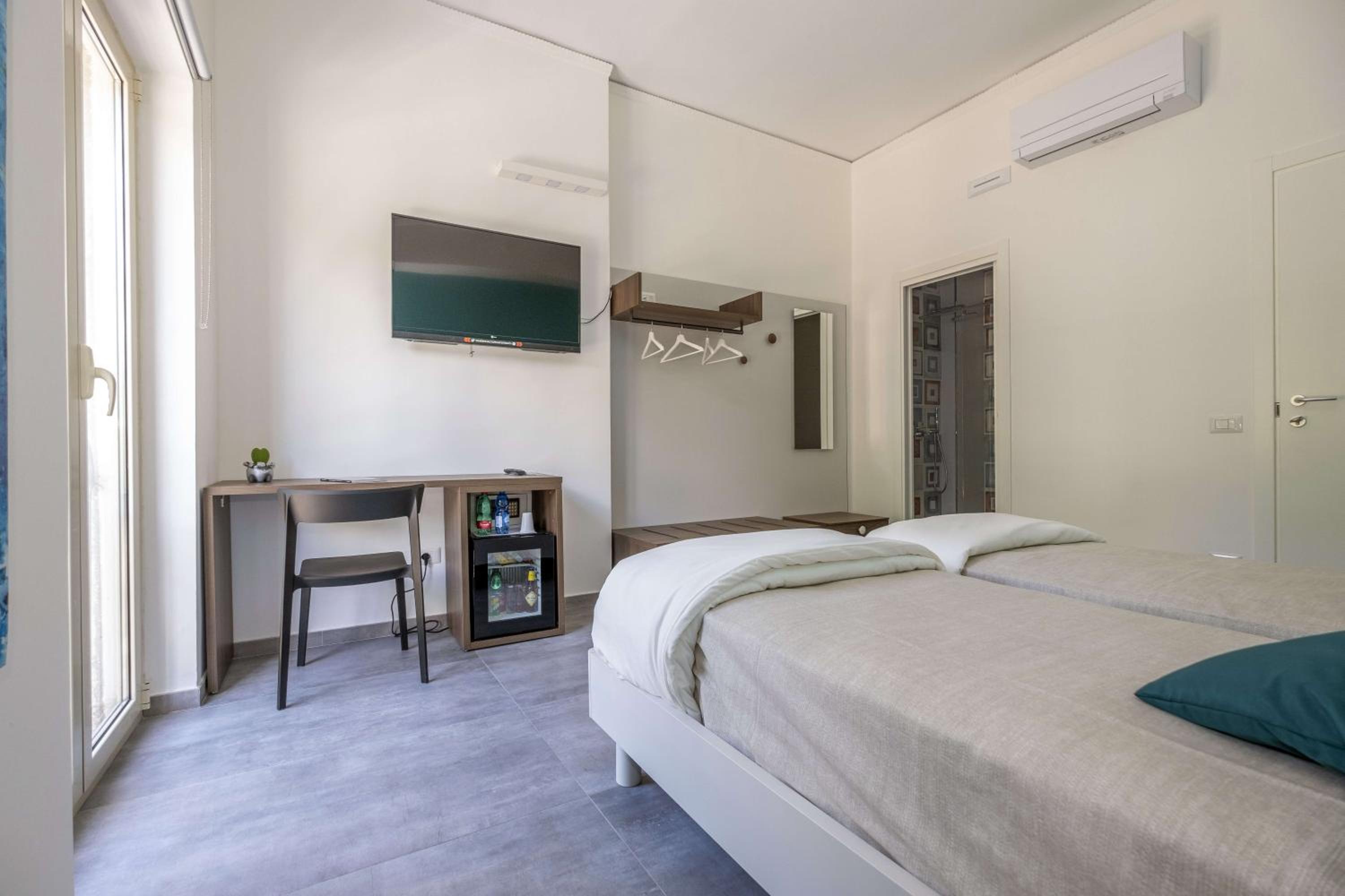 Double or Twin Room with Private Bathroom - Photo 8