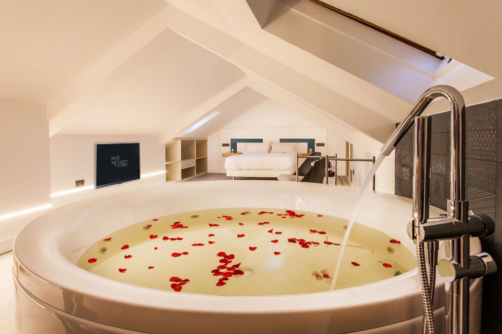 Deluxe Suite with Spa Bath - Photo 3