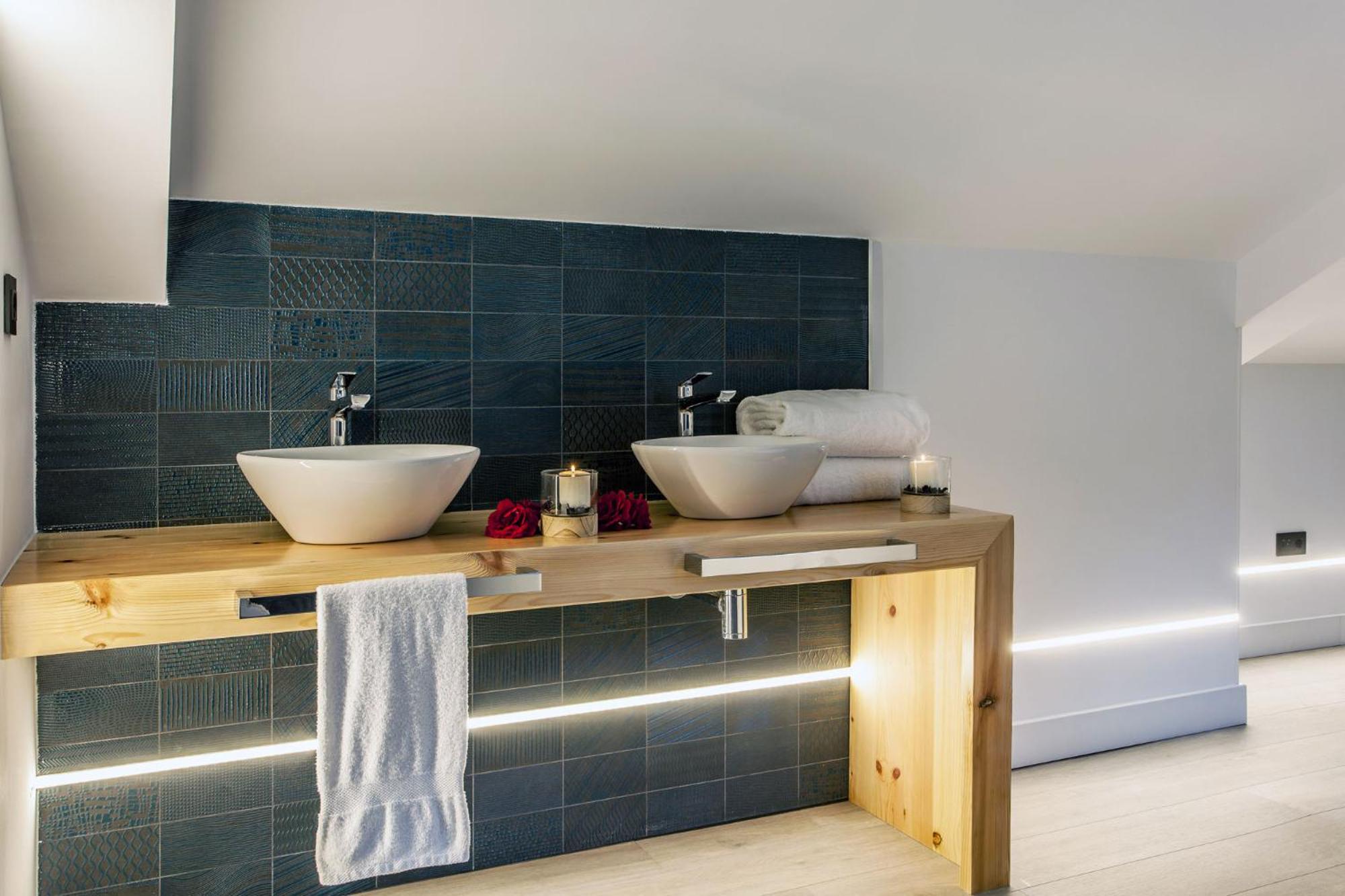 Deluxe Suite with Spa Bath - Photo 5