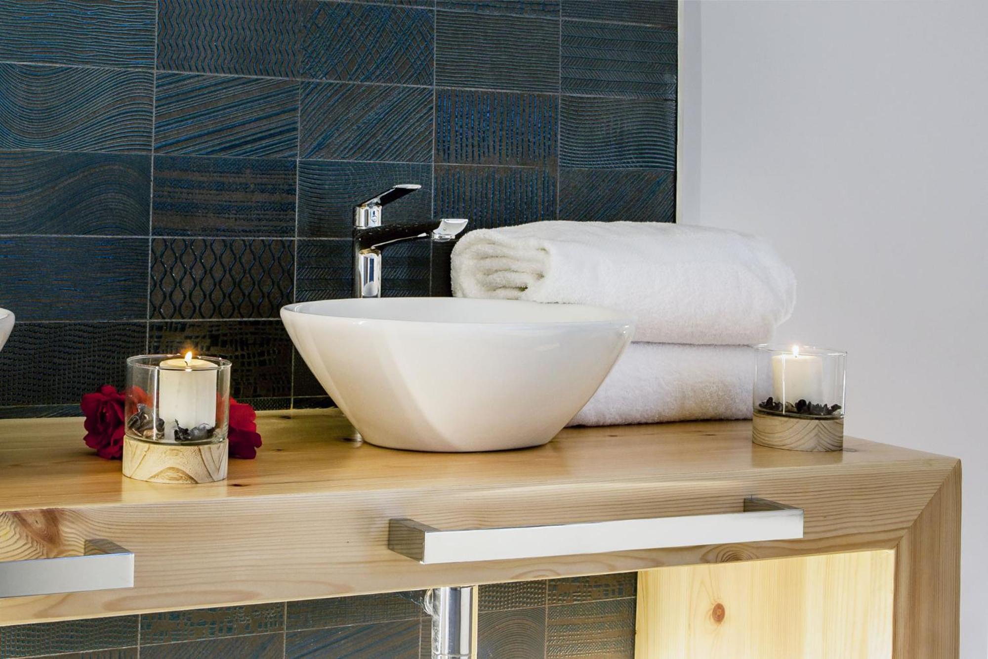 Deluxe Suite with Spa Bath - Photo 6