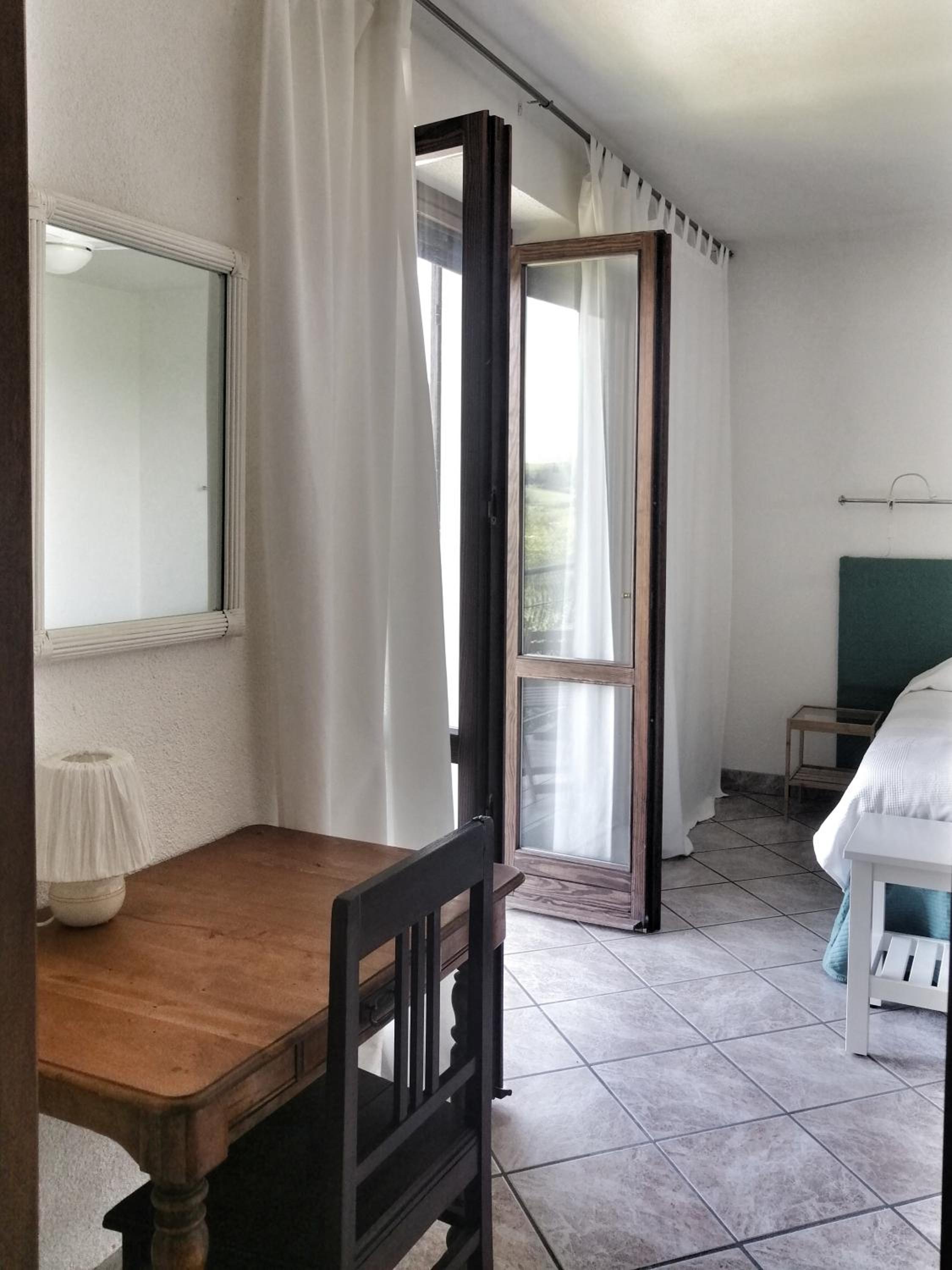 Deluxe King Room - Photo 21