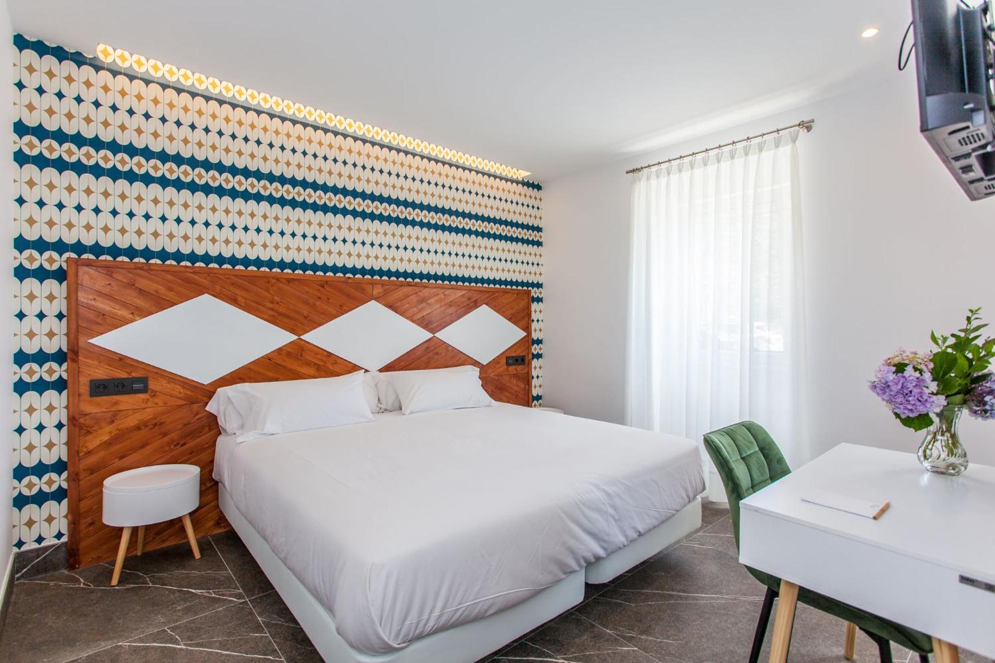 Deluxe Double Room with Sea View - Photo 6