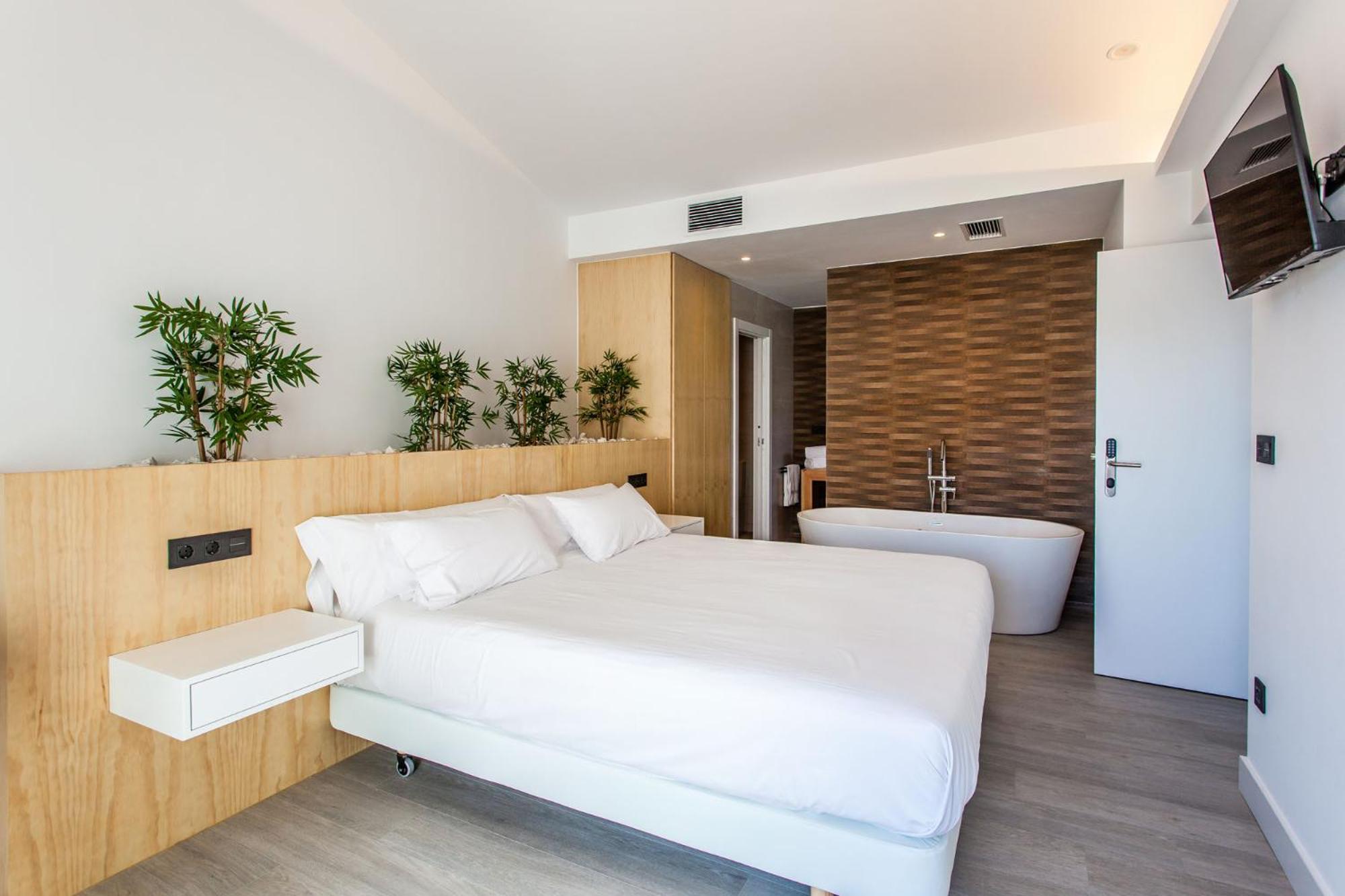 Deluxe Double or Twin Room with Sea View - Photo 1