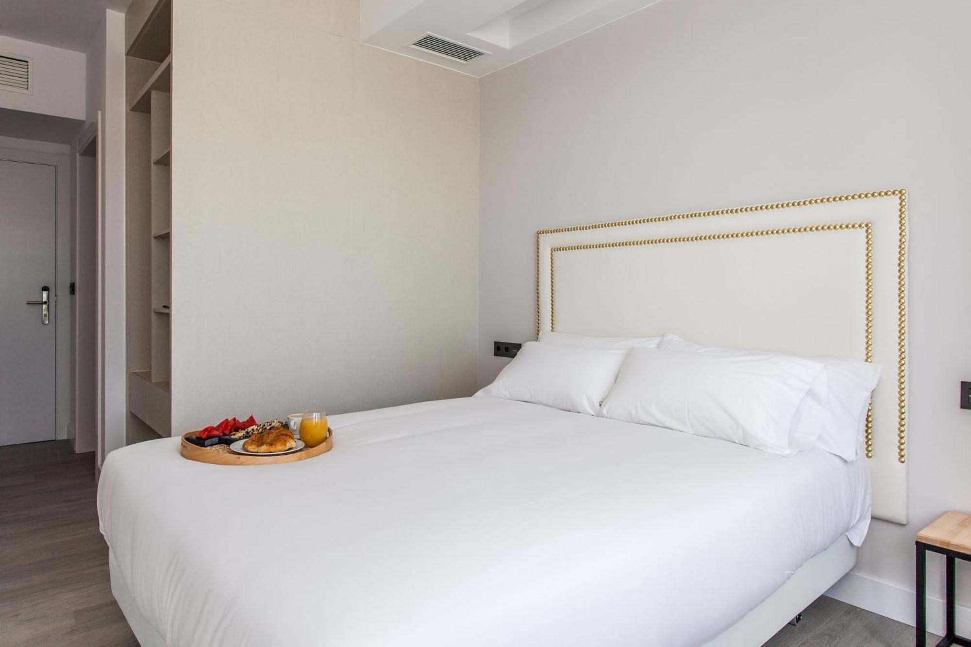 Double Room with Sea View - Photo 3