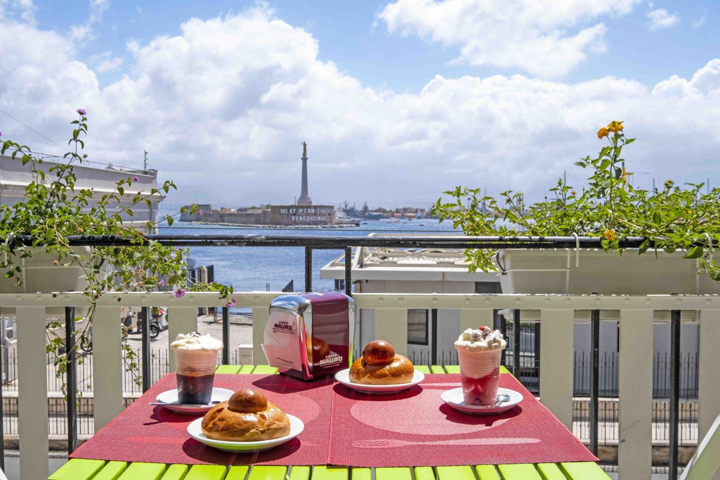 Double Room with Balcony and Sea View - Photo 7