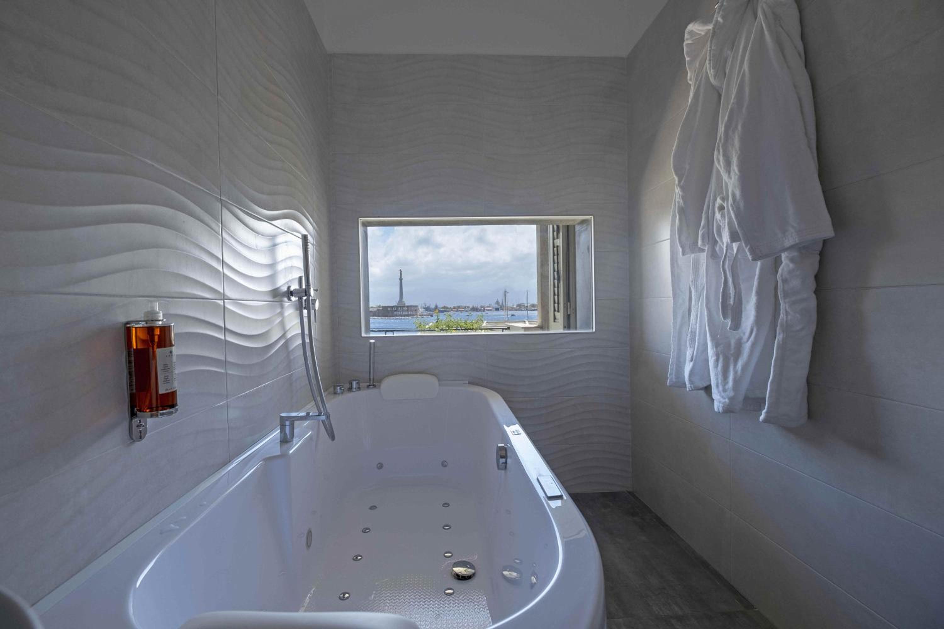 Double Room with Balcony and Sea View - Photo 8