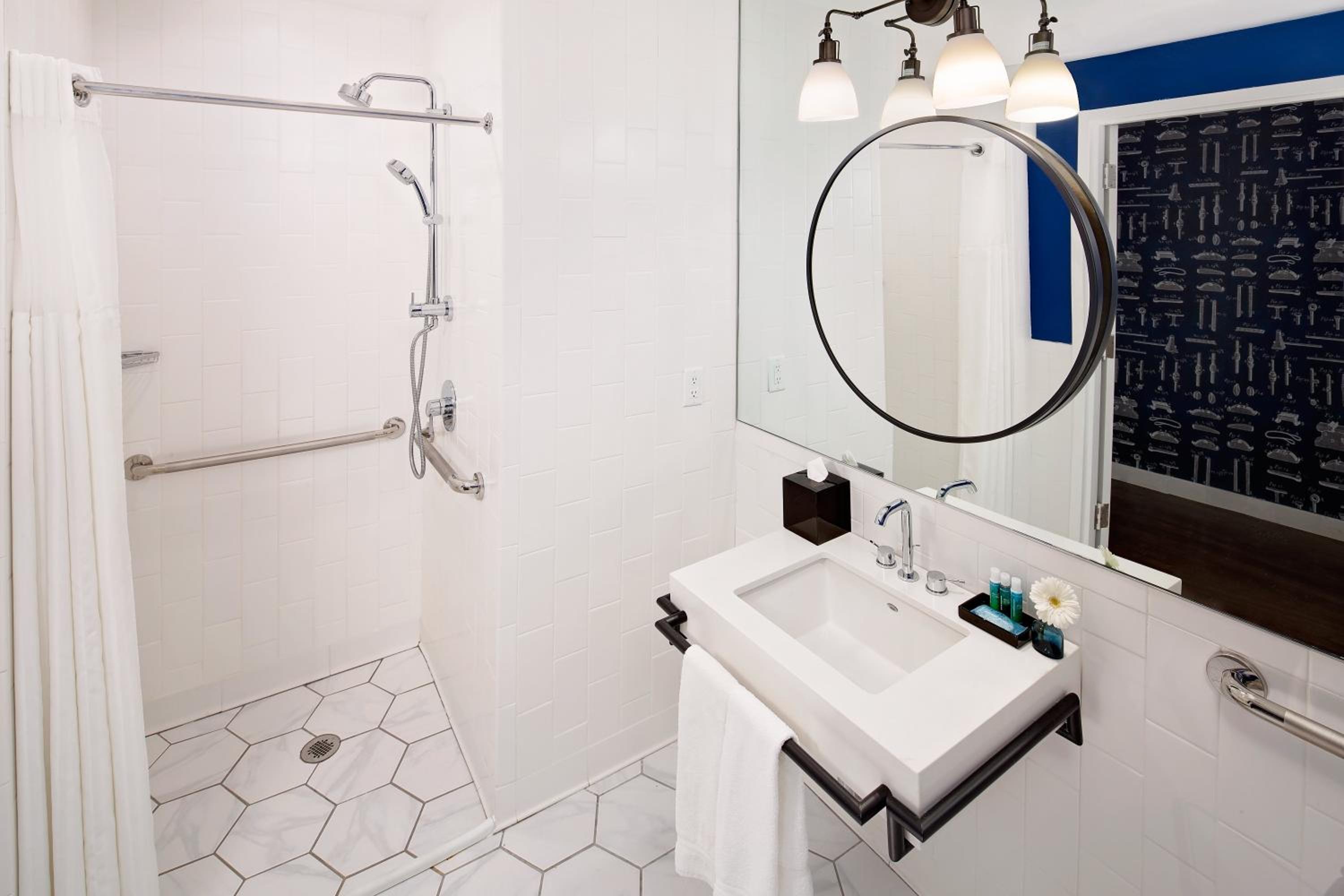 King Room - Hearing Accessible - Roll-in Shower - Photo 2