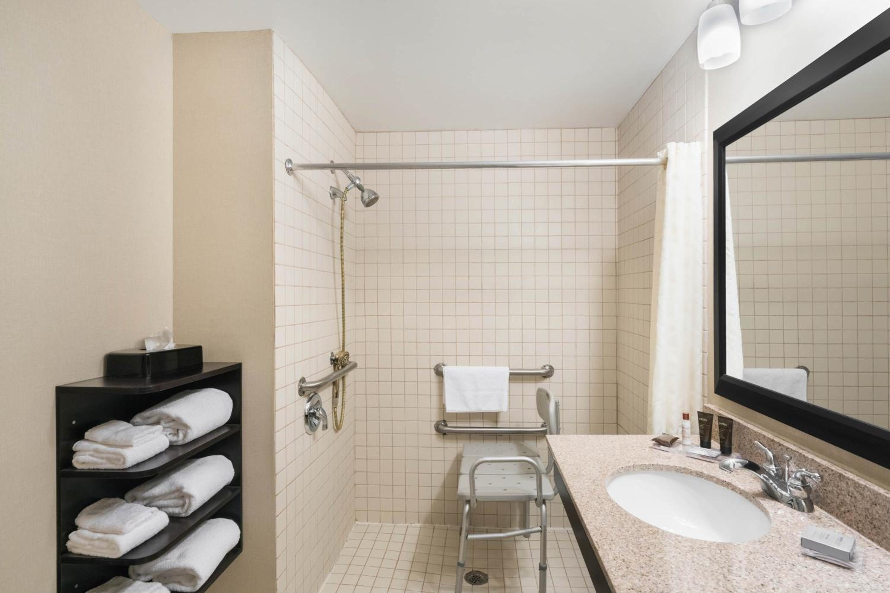 King Room - Disability Access/Non-Smoking - Photo 4