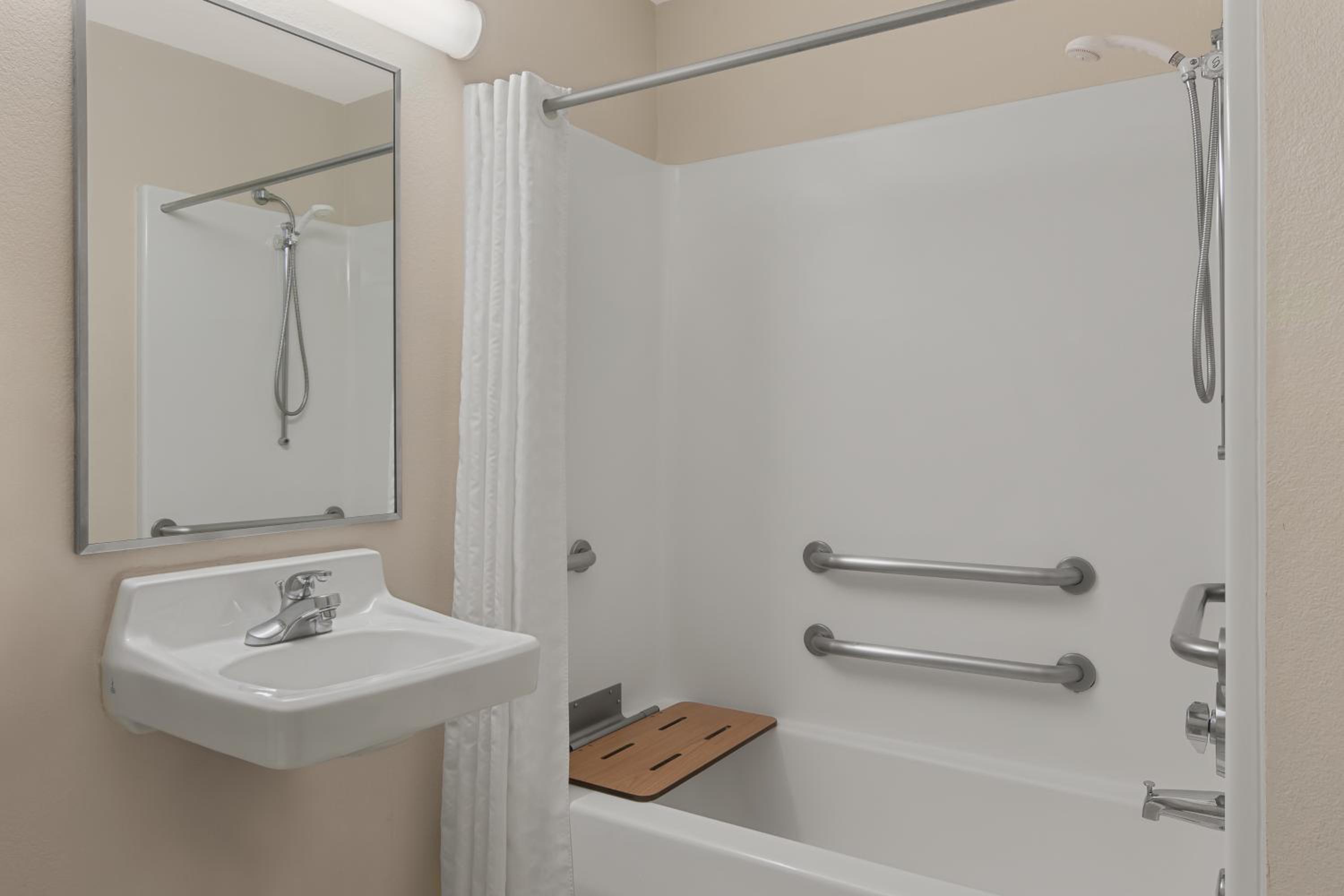 Studio Queen Suite with Accessible Tub - Photo 3