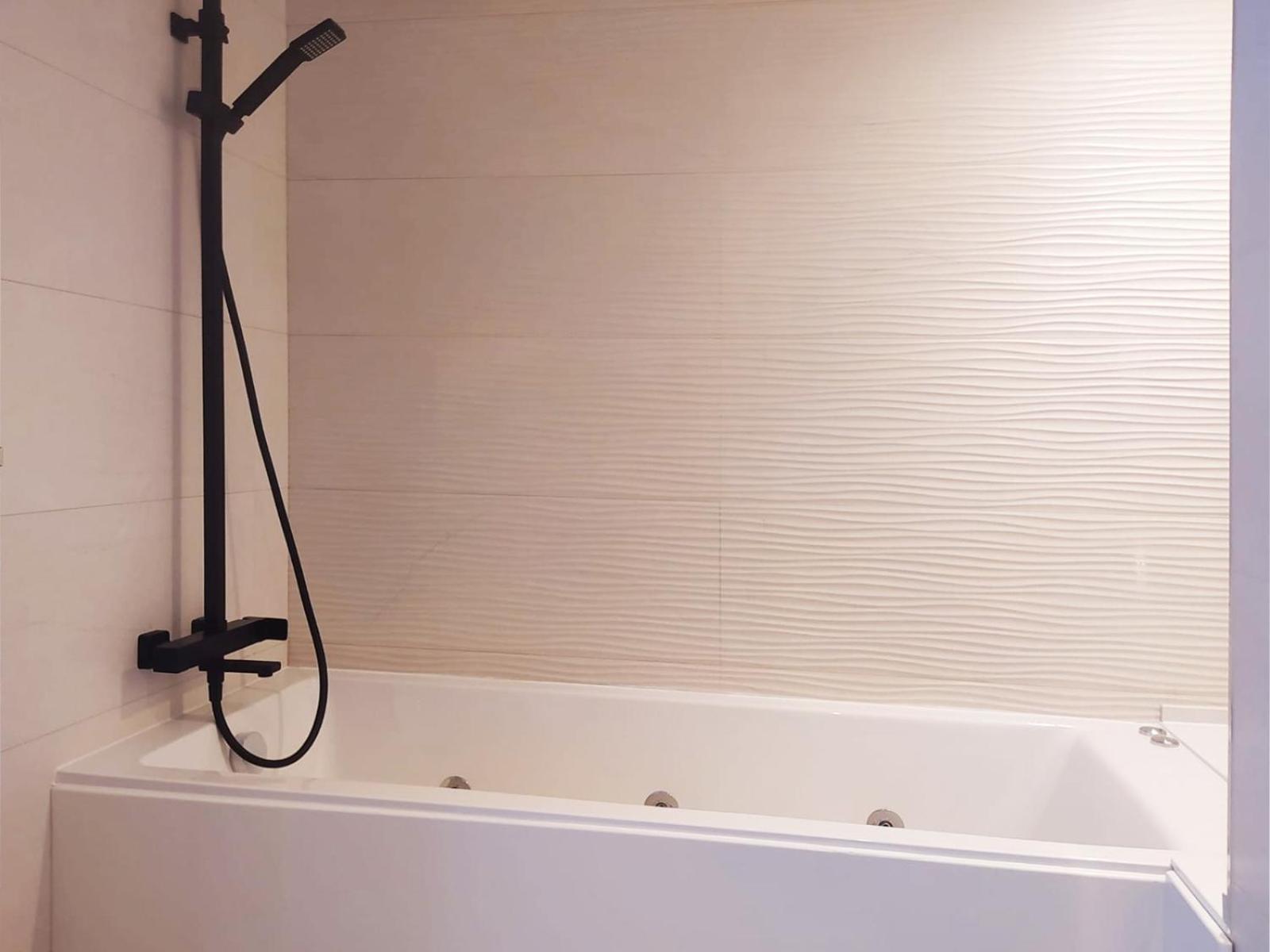 Double Room with Spa Bath - Photo 2