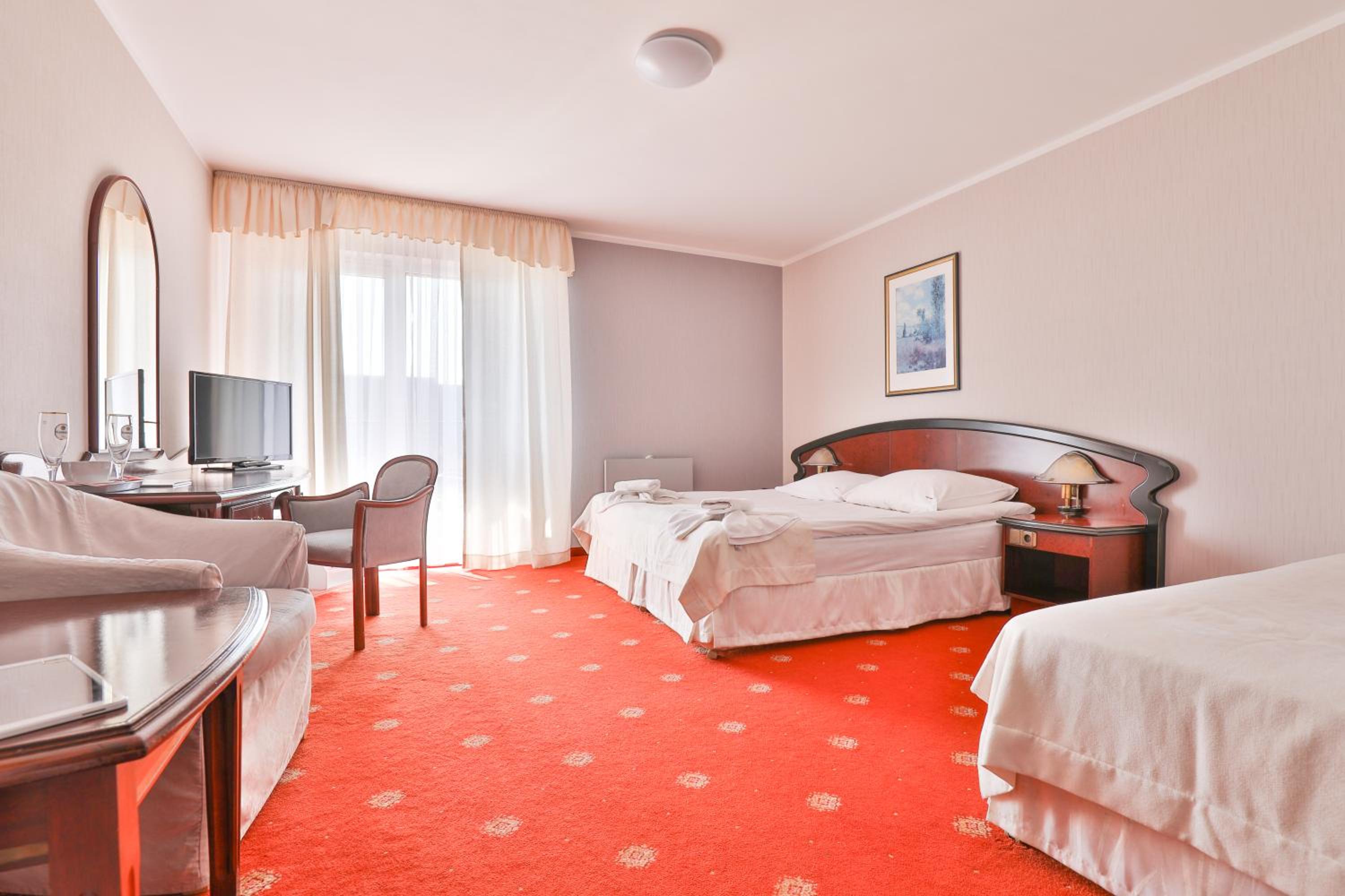 Quadruple Room with Balcony - Photo 5
