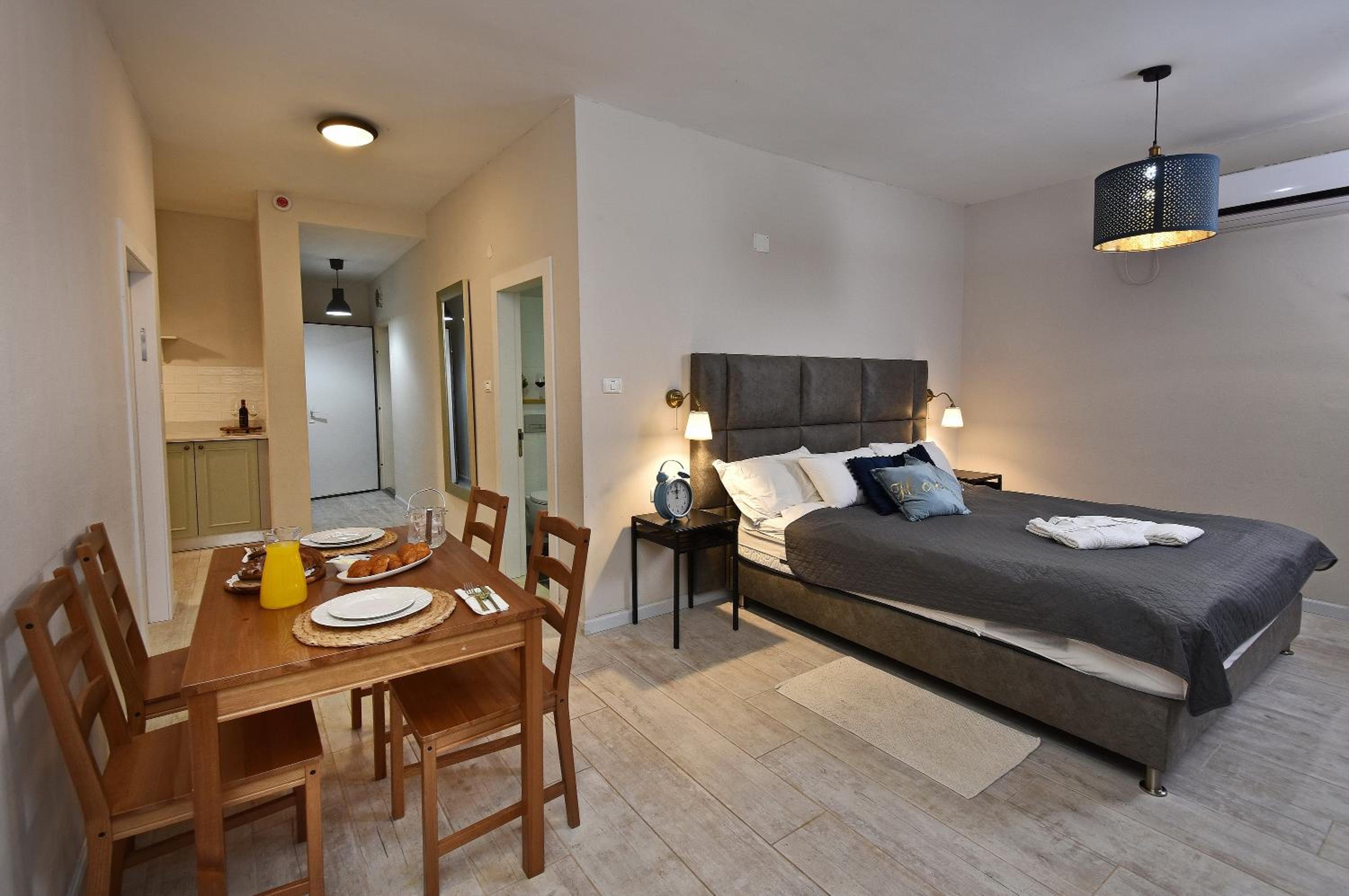 Deluxe King Suite - Photo 12