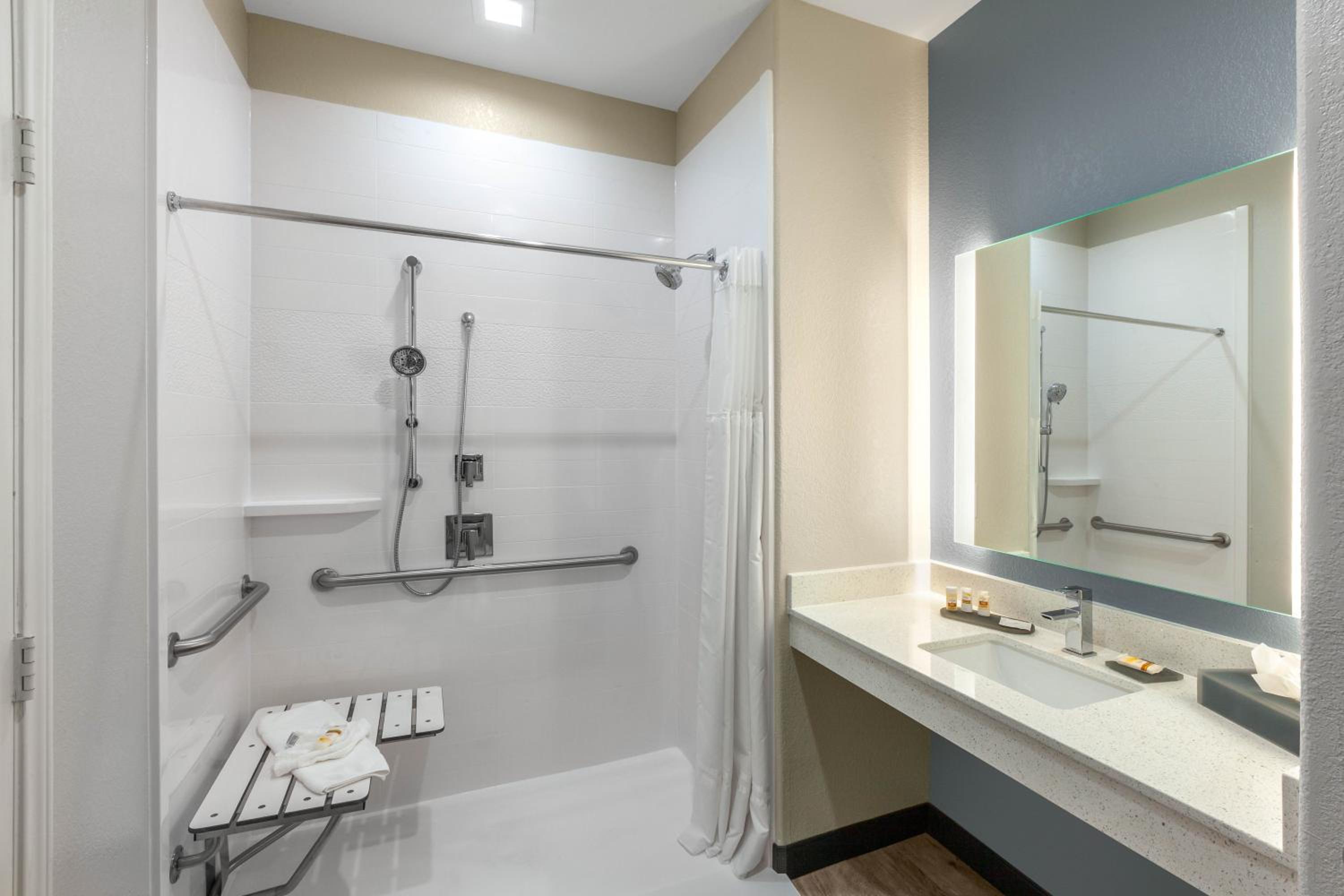 Queen Room with Two Queen Beds and Mobility/Hearing Access - Non-Smoking - Photo 5