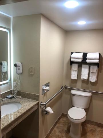 Queen Room - Disability Access - Photo 3