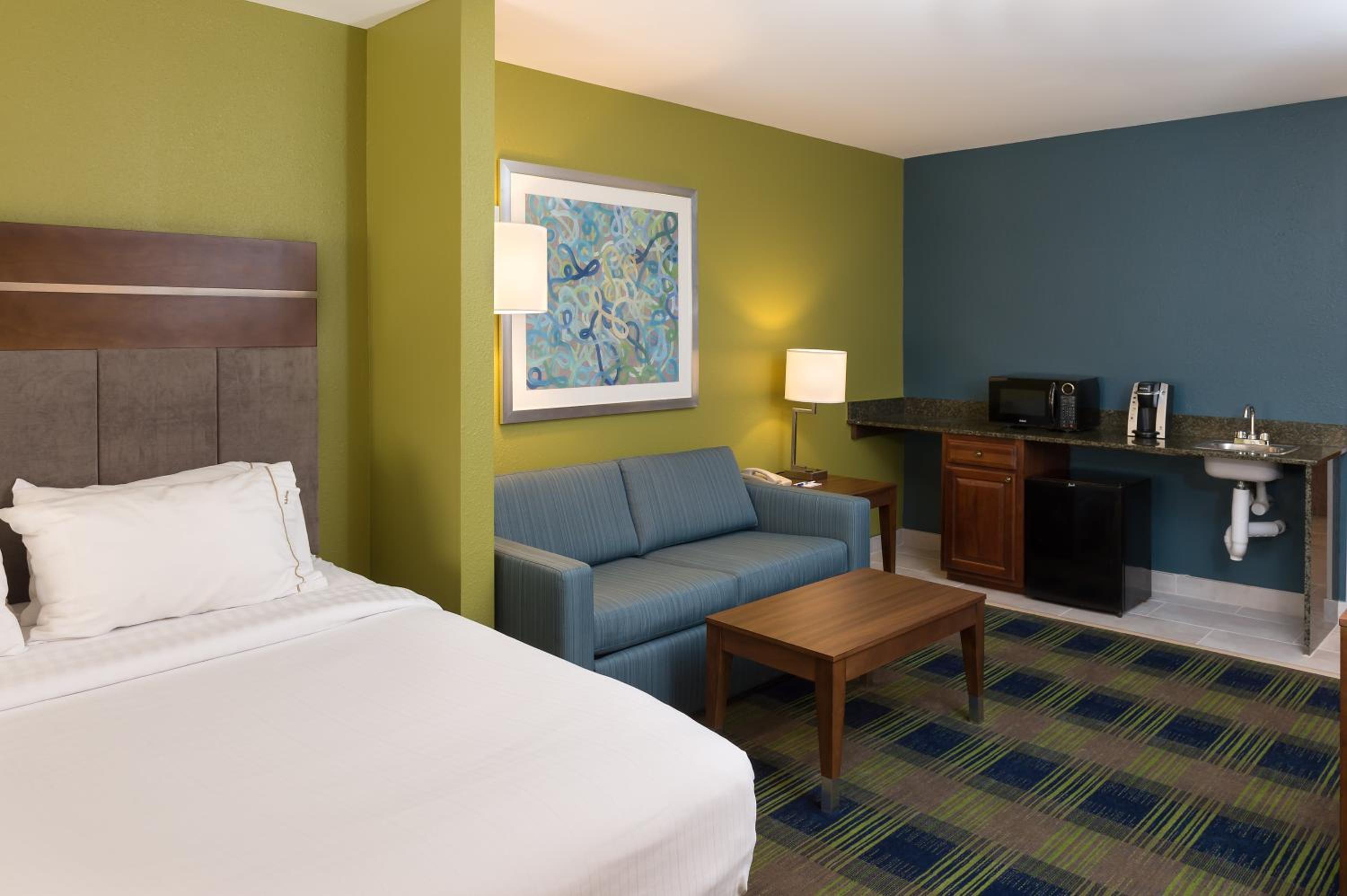 Suite with Two Queen Beds and Roll-in Shower - Communications Access - Photo 2