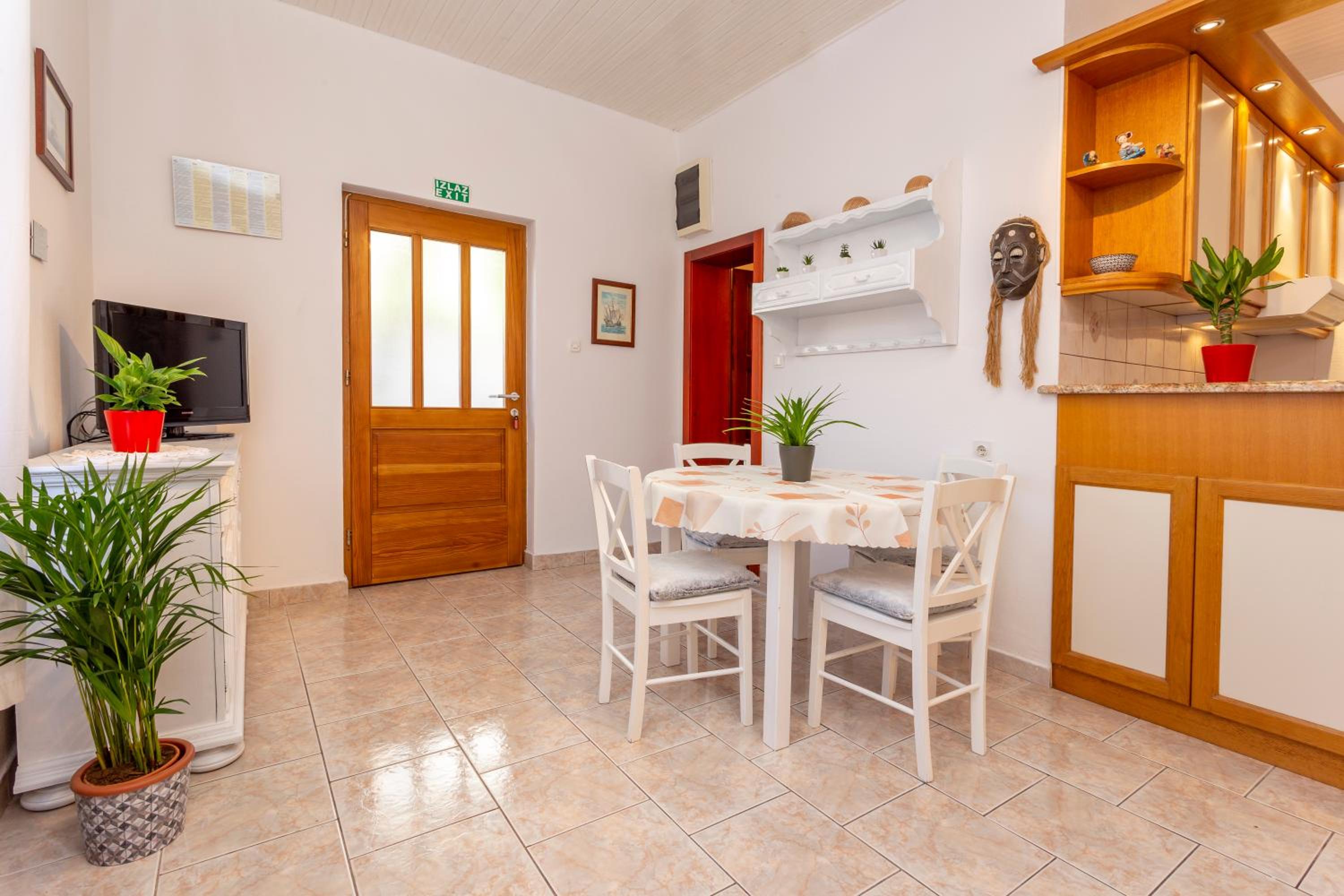 Apartment with Terrace - Photo 10