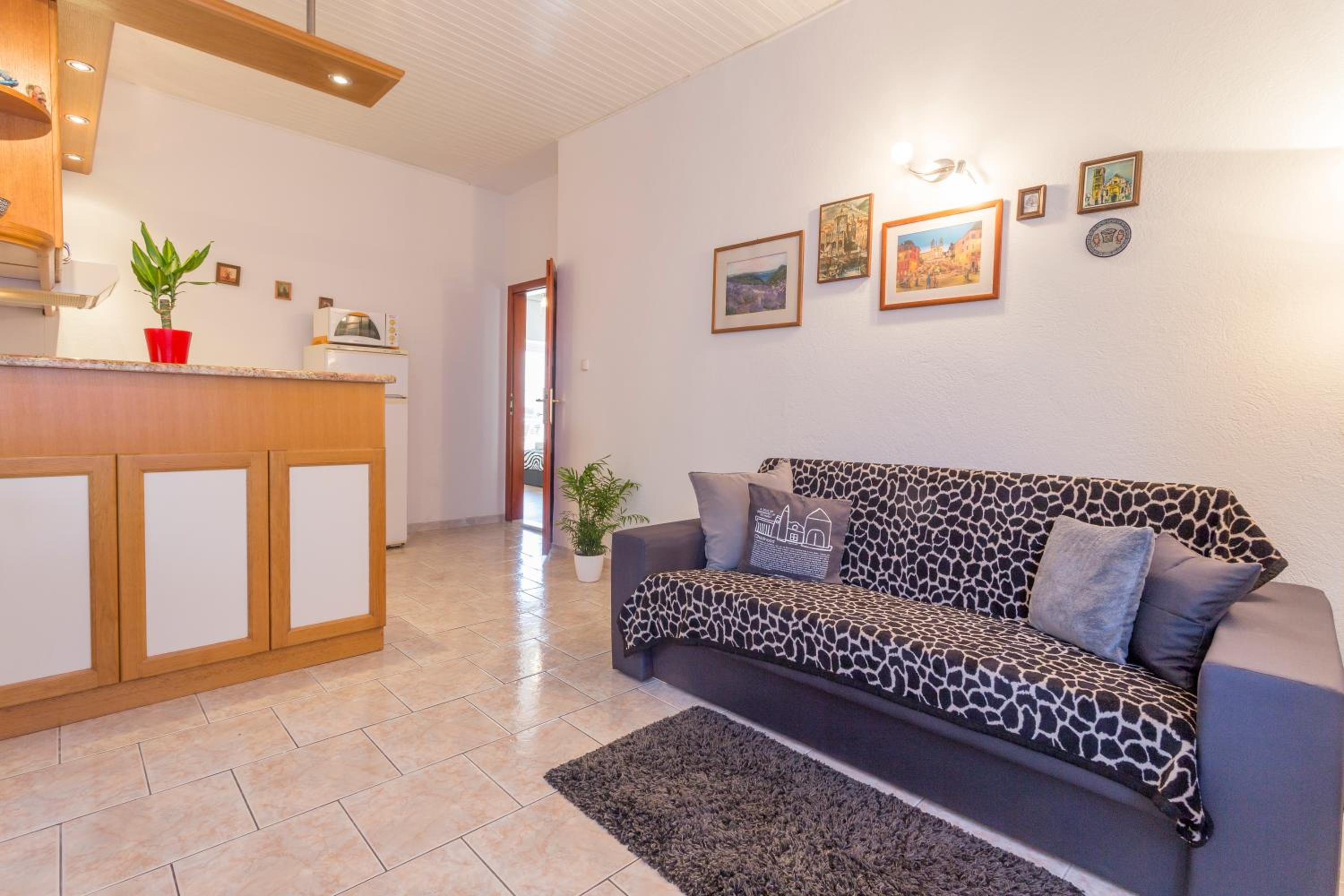 Apartment with Terrace - Photo 11