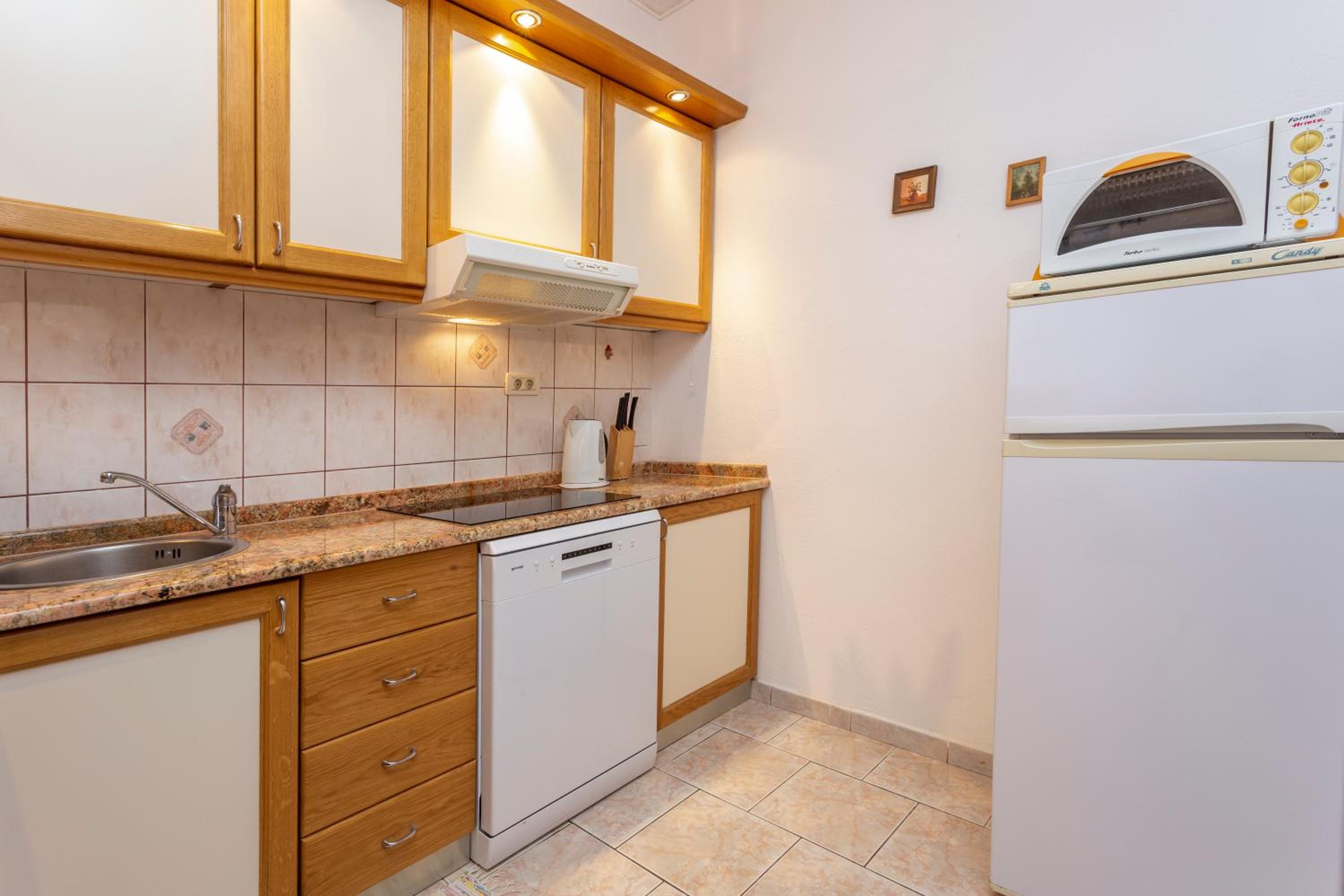 Apartment with Terrace - Photo 18