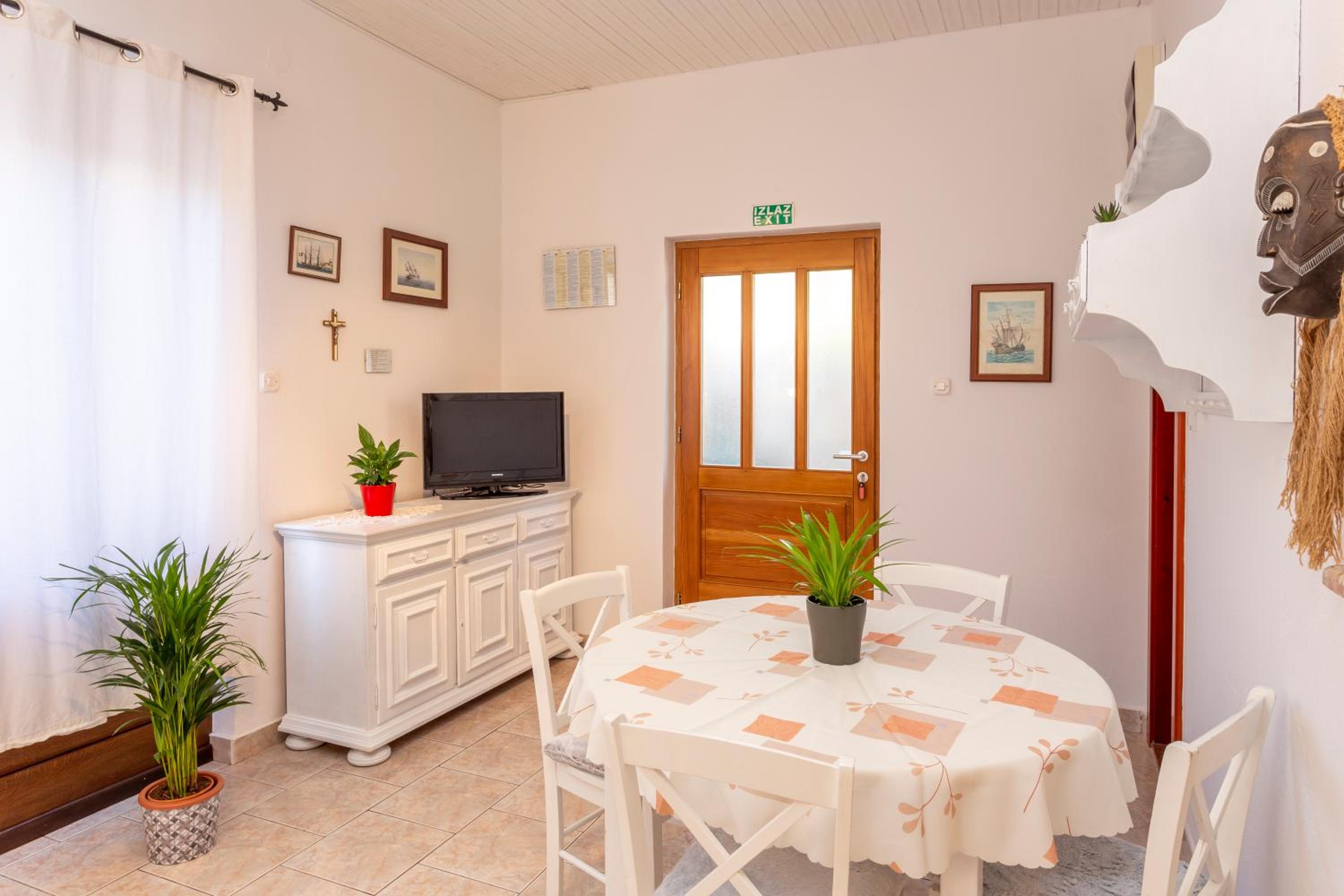 Apartment with Terrace - Photo 17