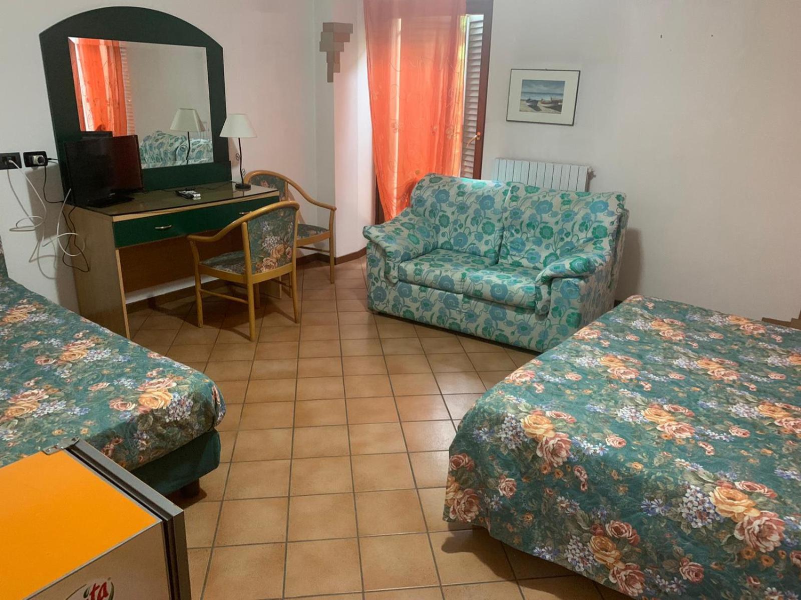 Deluxe Room (2 Adults + 1 Child) - Photo 2