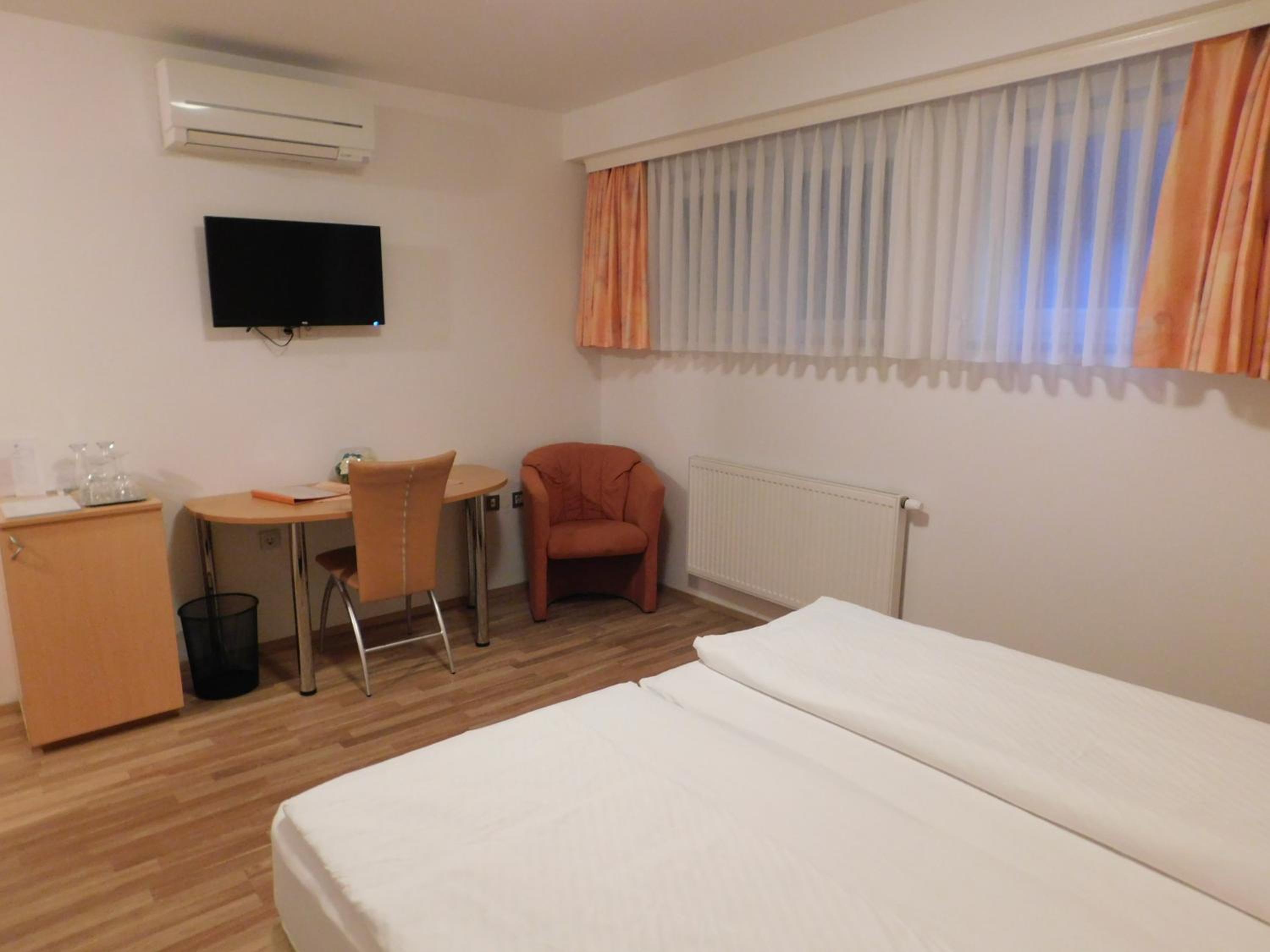 Economy Double Room - Basement - Photo 7