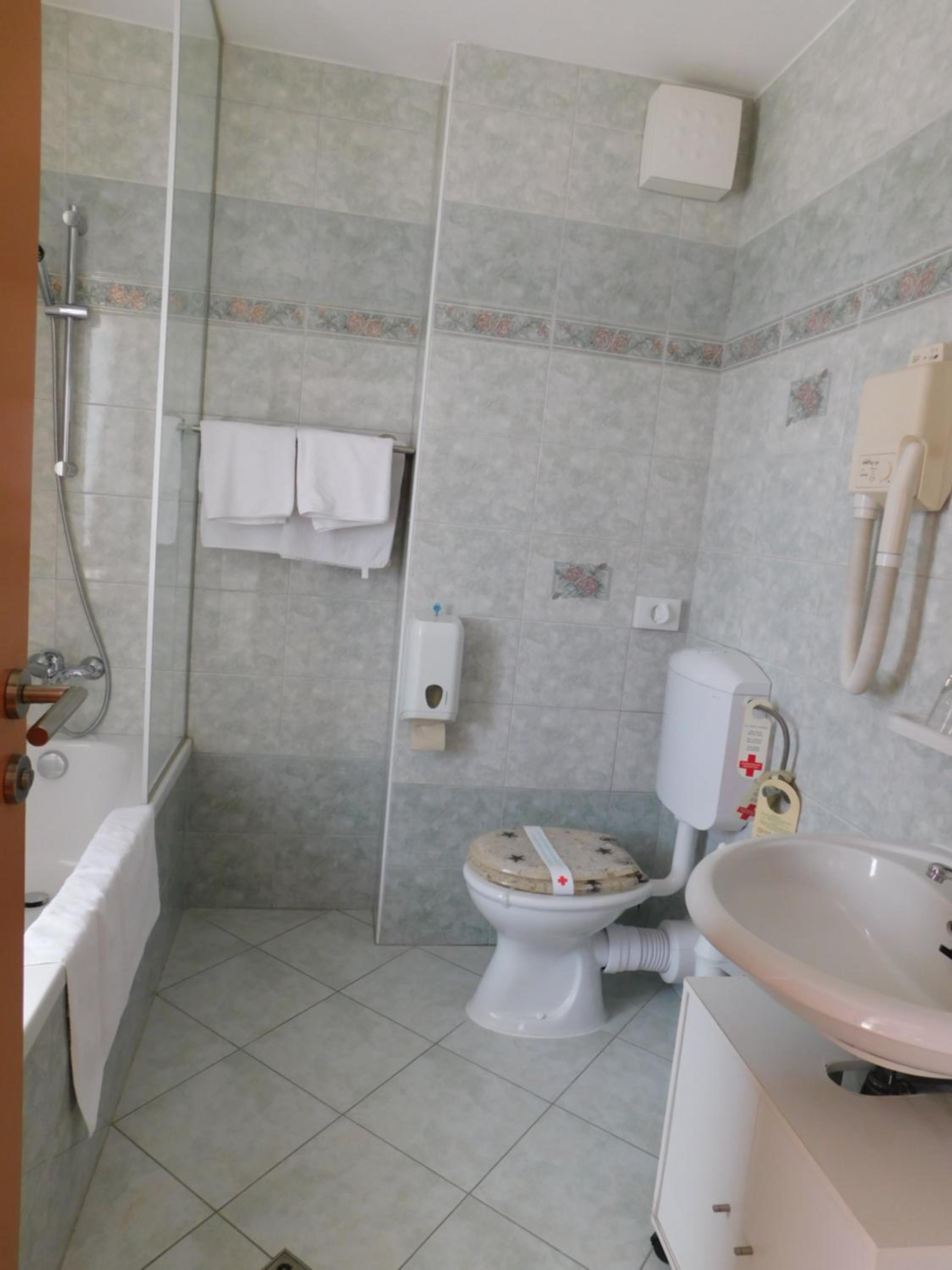Economy Double Room - Basement - Photo 8