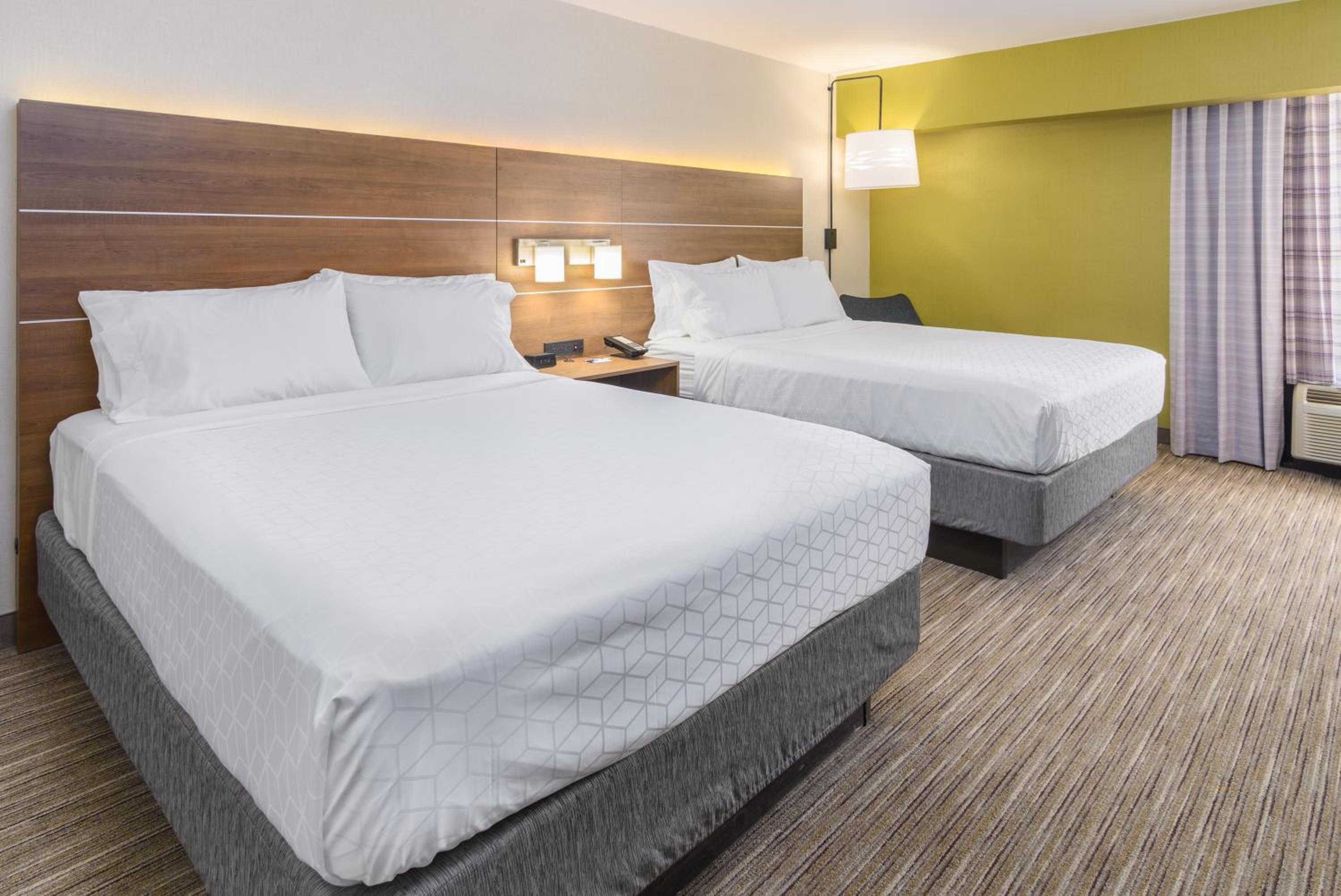 Standard Queen Room with Two Queen Beds - Photo 2