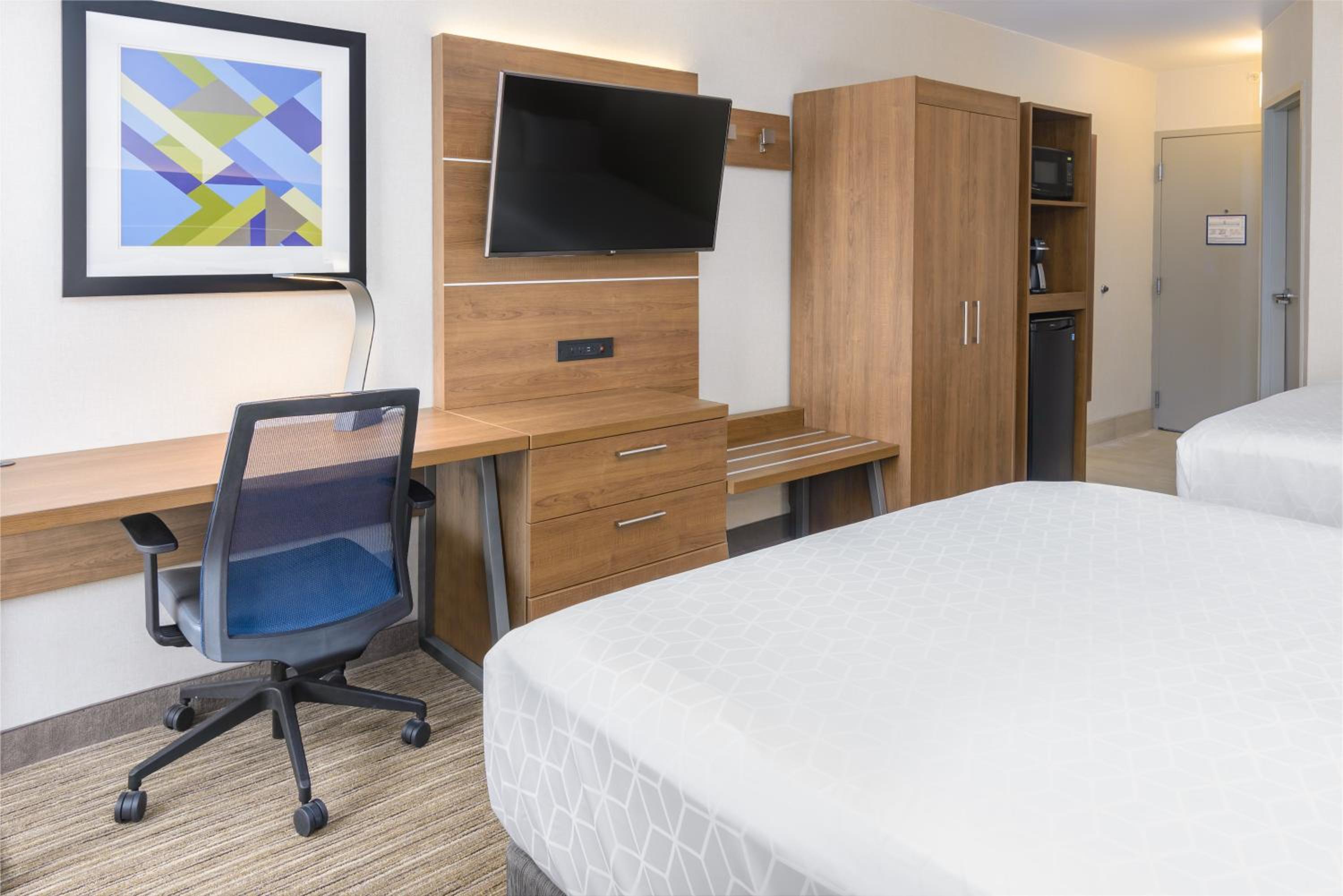 Standard Queen Room with Two Queen Beds - Photo 3