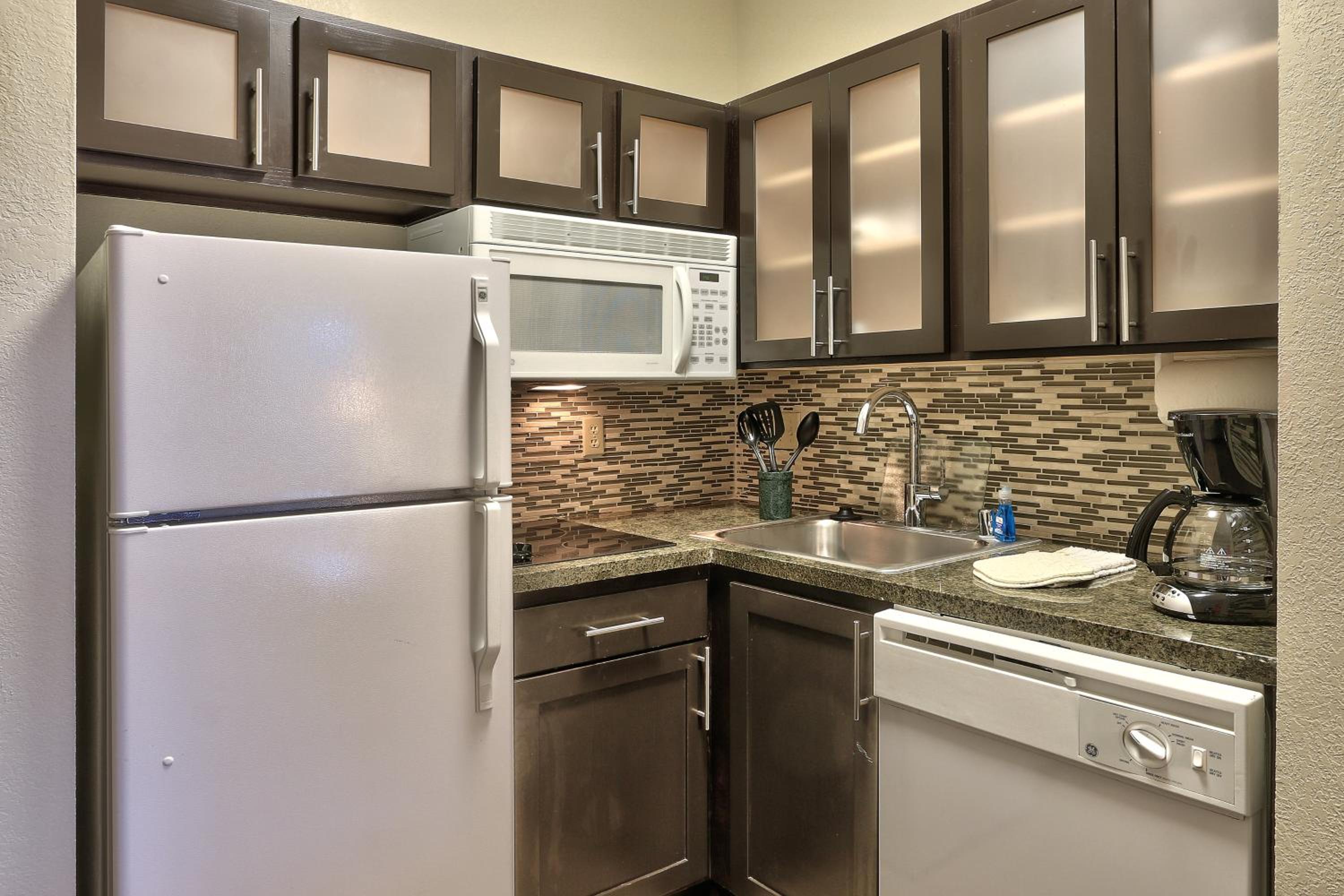Queen Studio Suite - Photo 3