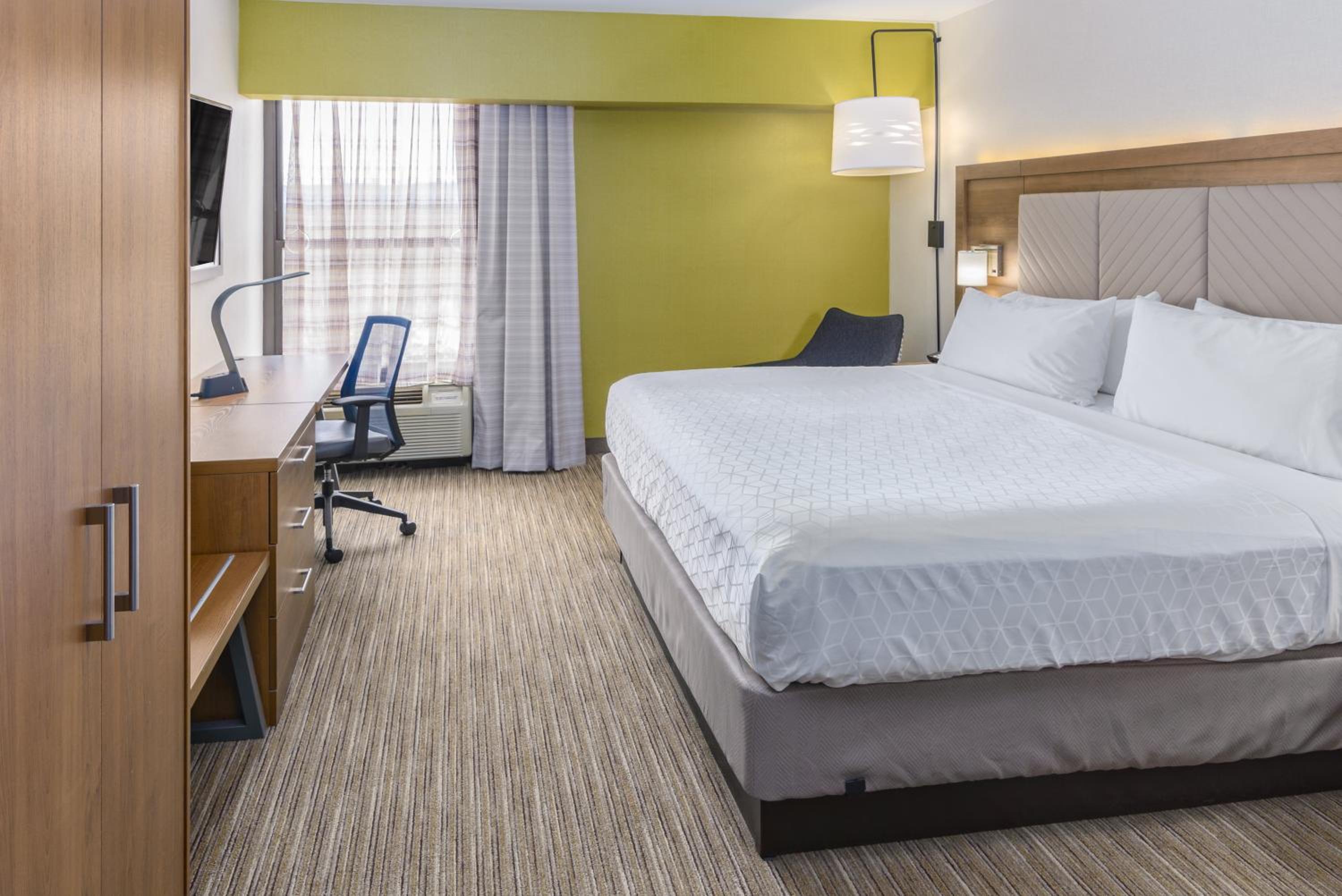 Standard King Room - Photo 5