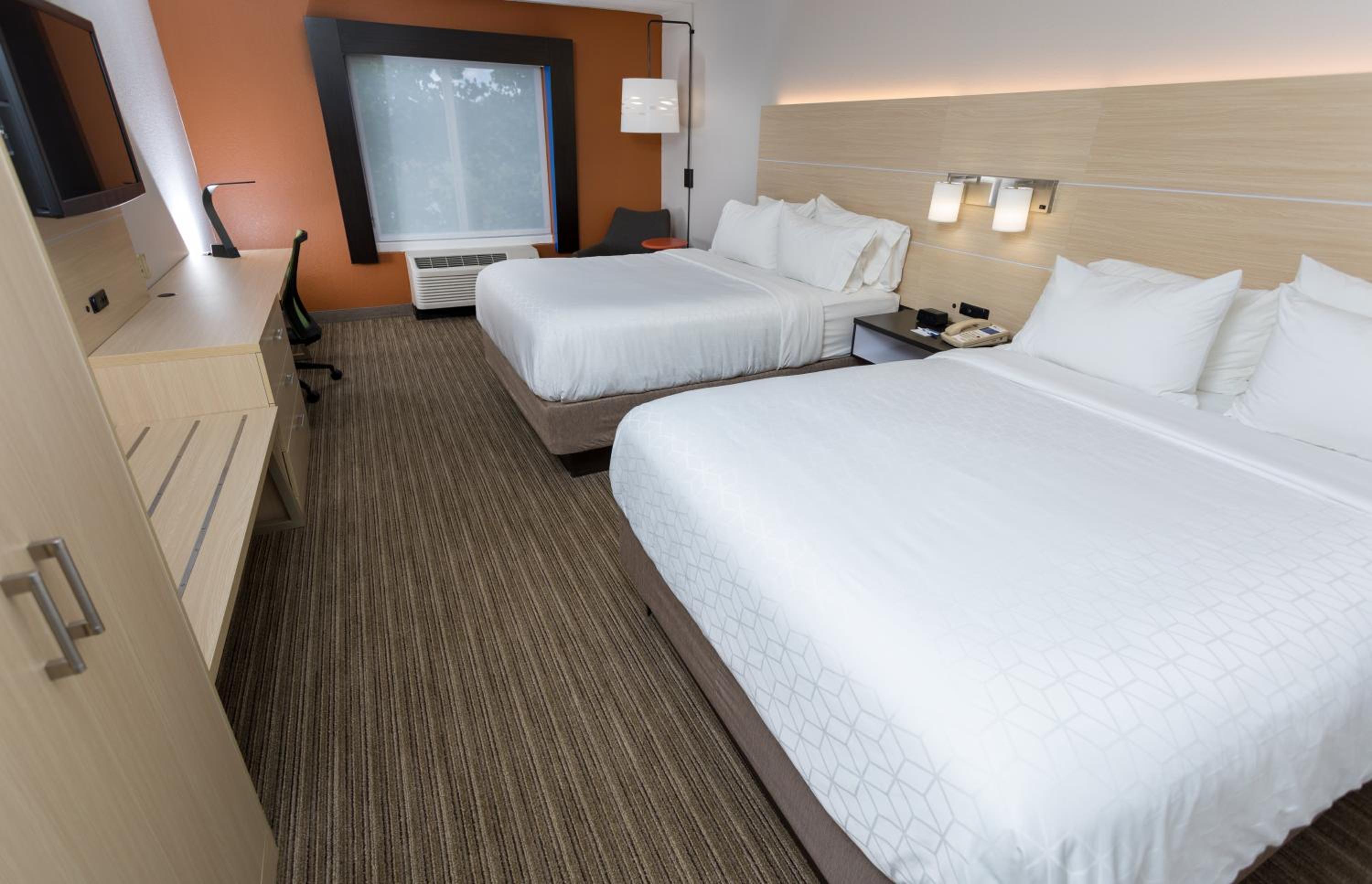 Standard Room with Two Queen Beds thumbnail 6