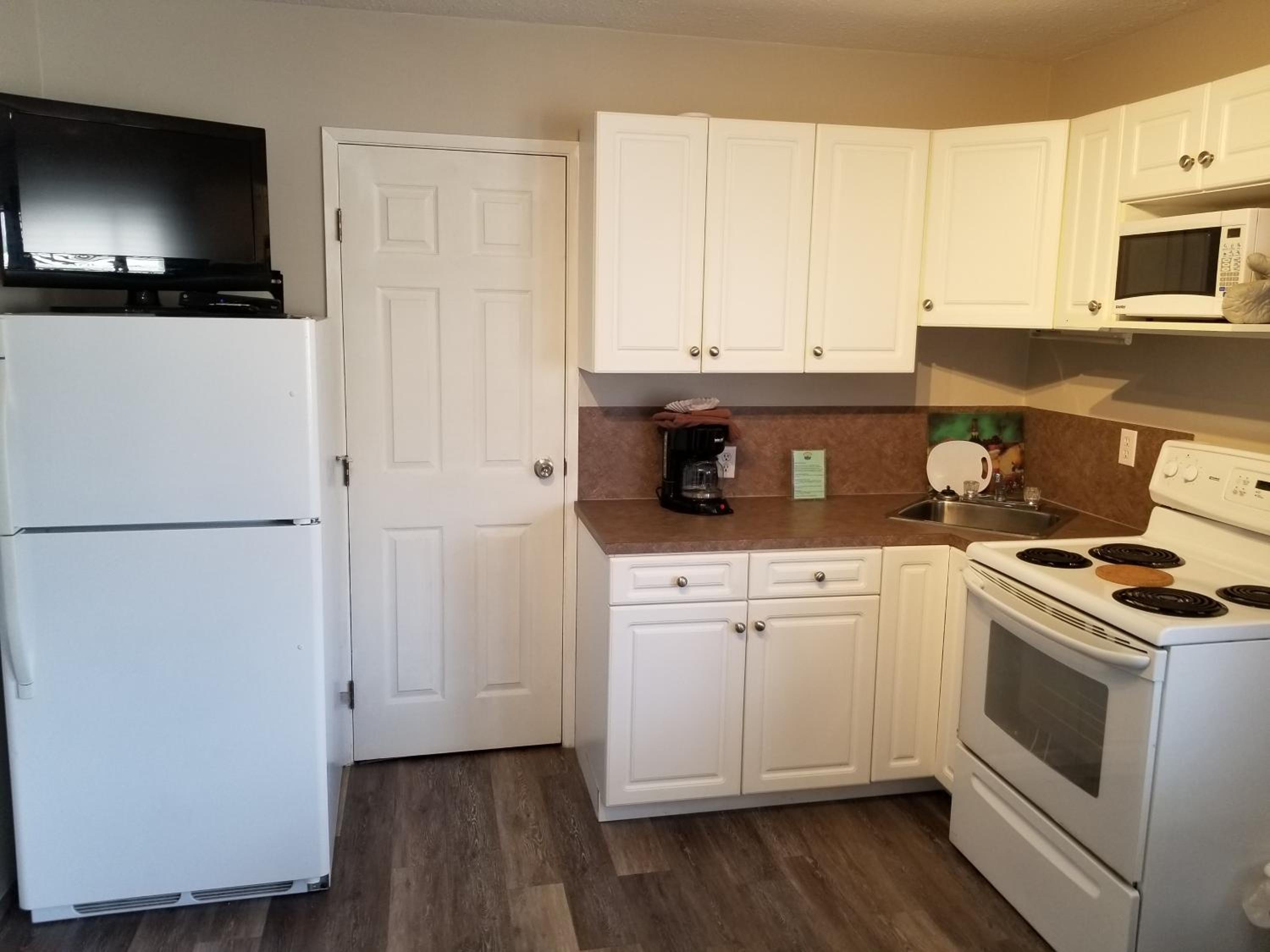 2 Queen 2 Bedroom Suite with Kitchen photo 2