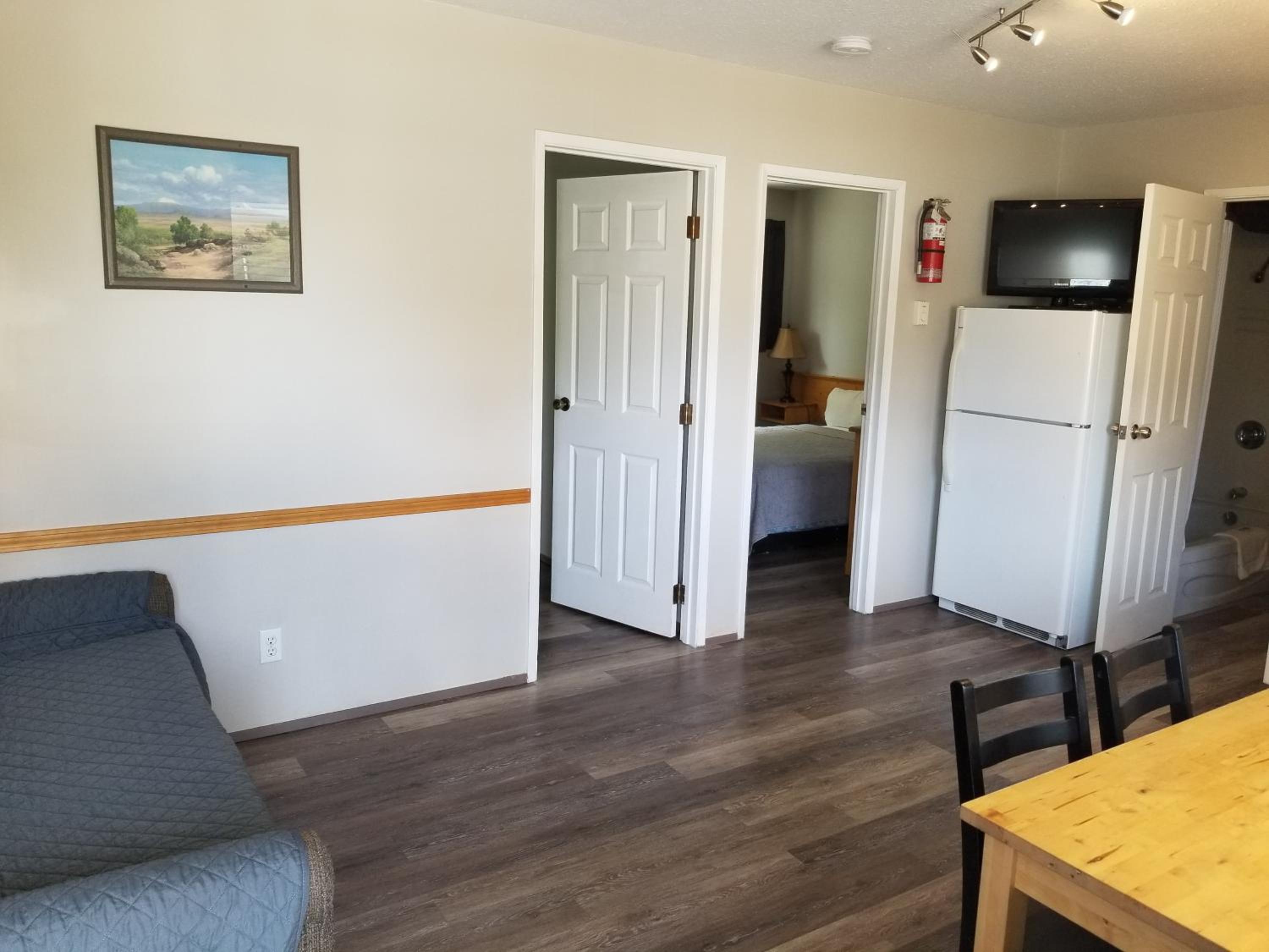 2 Queen 2 Bedroom Suite with Kitchen