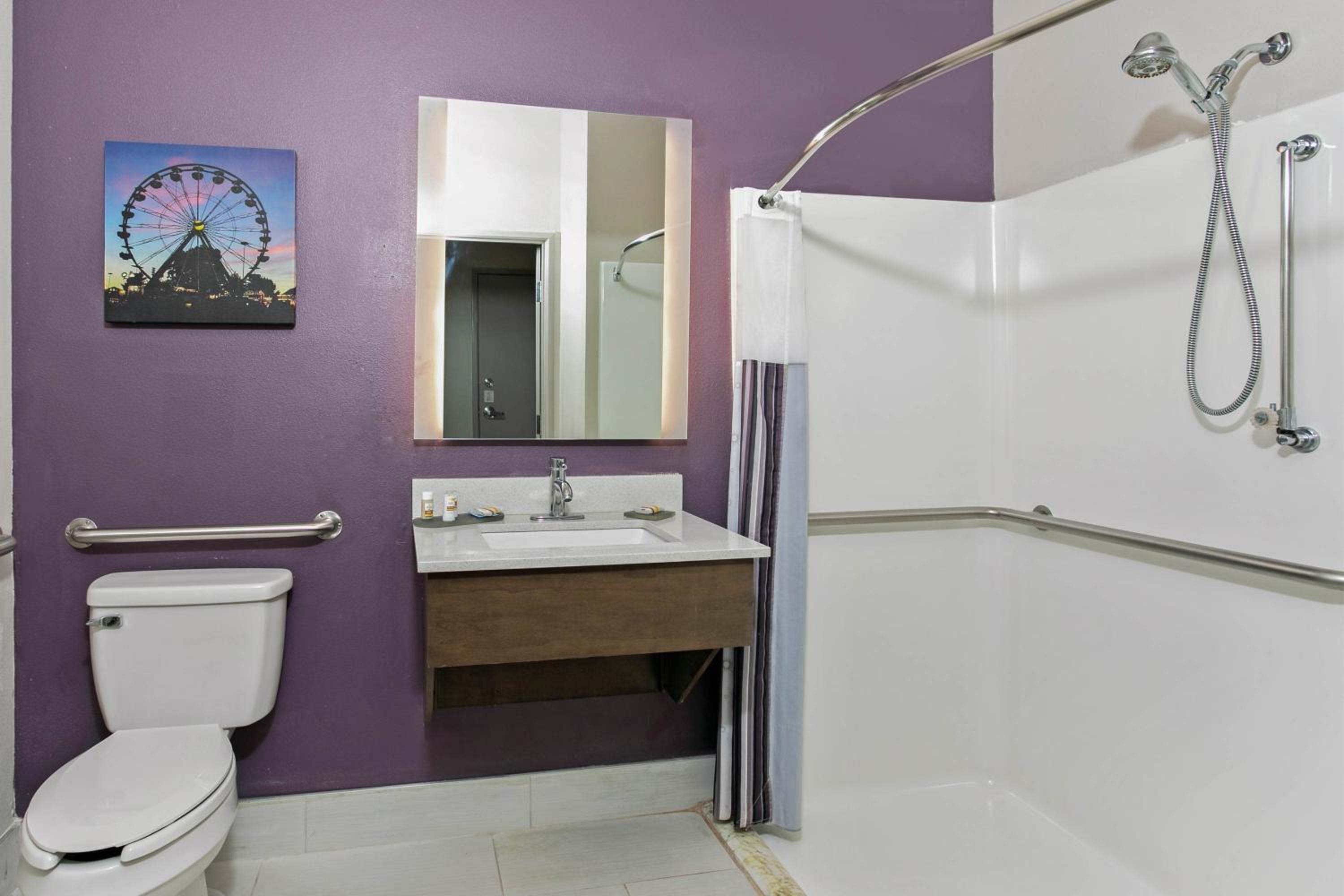 Queen Room with Two Queen Beds and Roll-In Shower - Mobility/Hearing Impaired Accessible/Non-Smoking - Photo 3