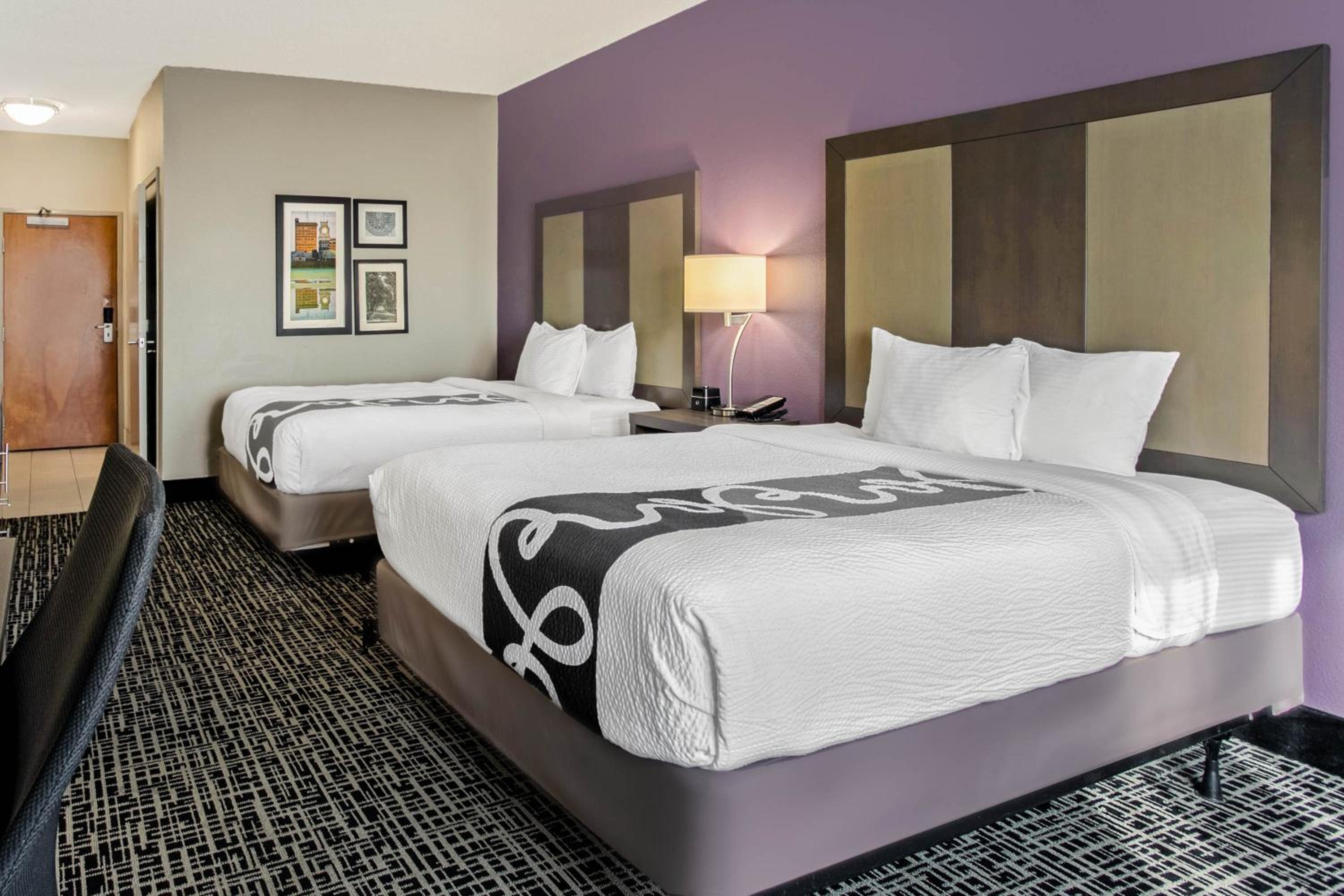 Queen Room with Two Queen Beds - Photo 5