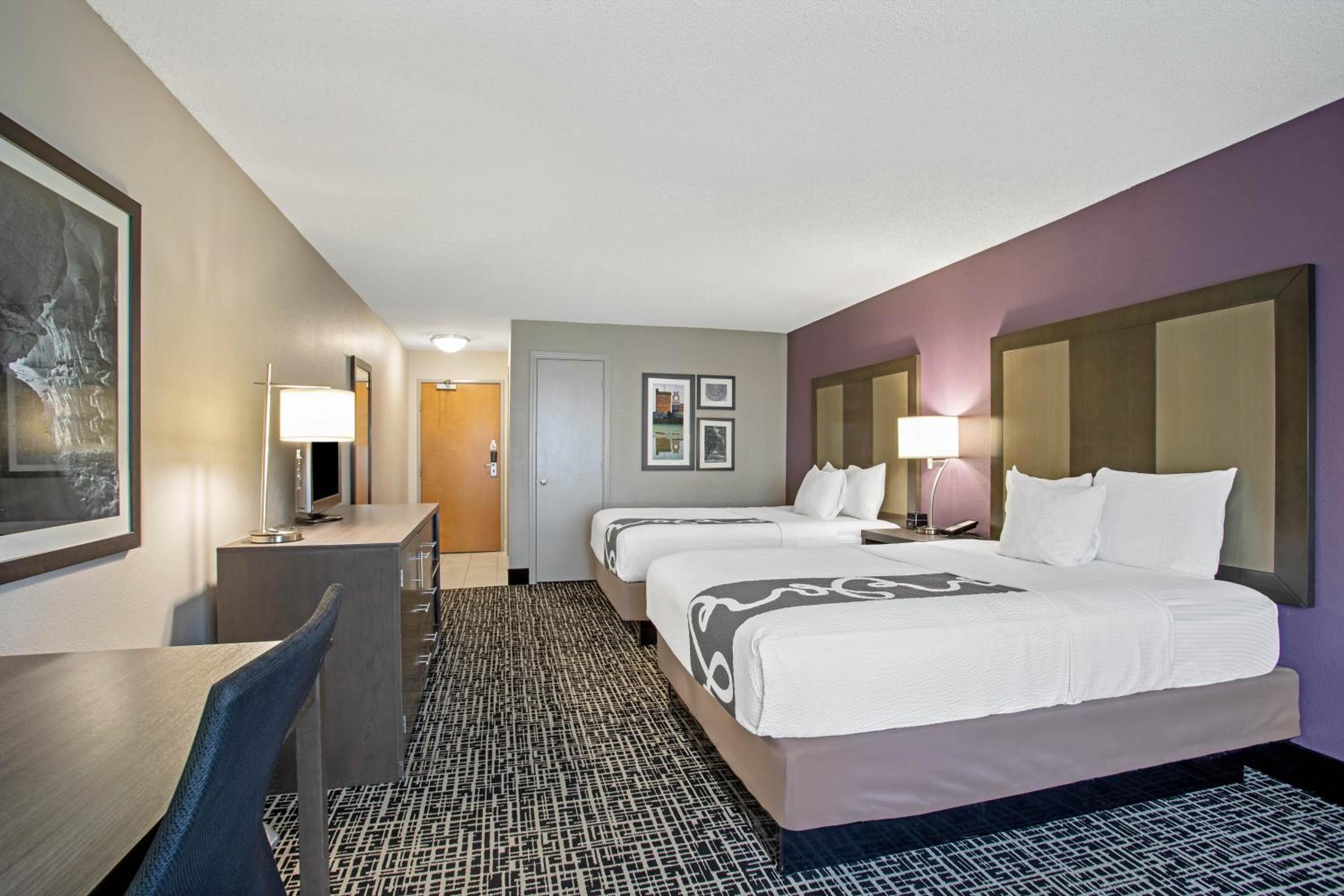 Queen Room with Two Queen Beds - Photo 6