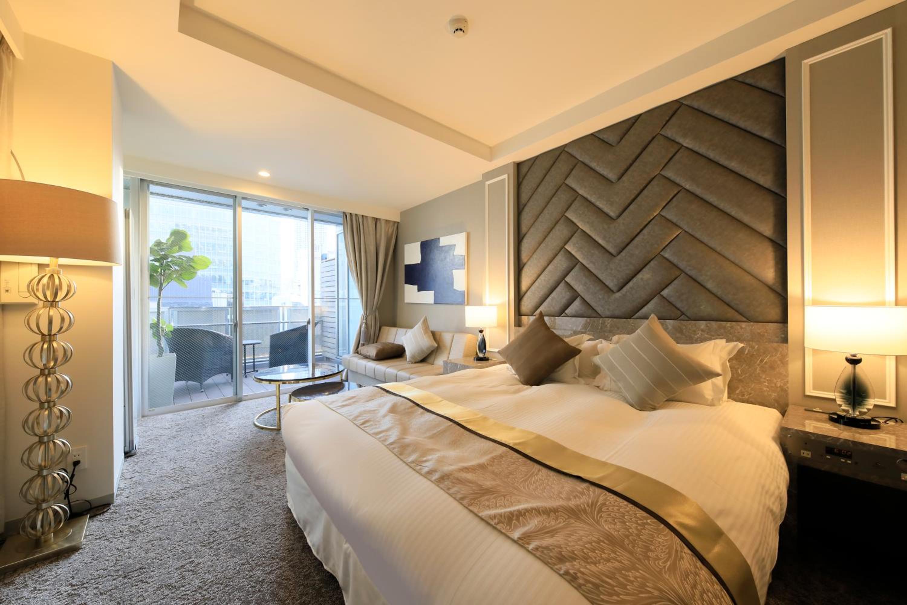 Executive King Room with Balcony - Non-Smoking - Annex photo 1