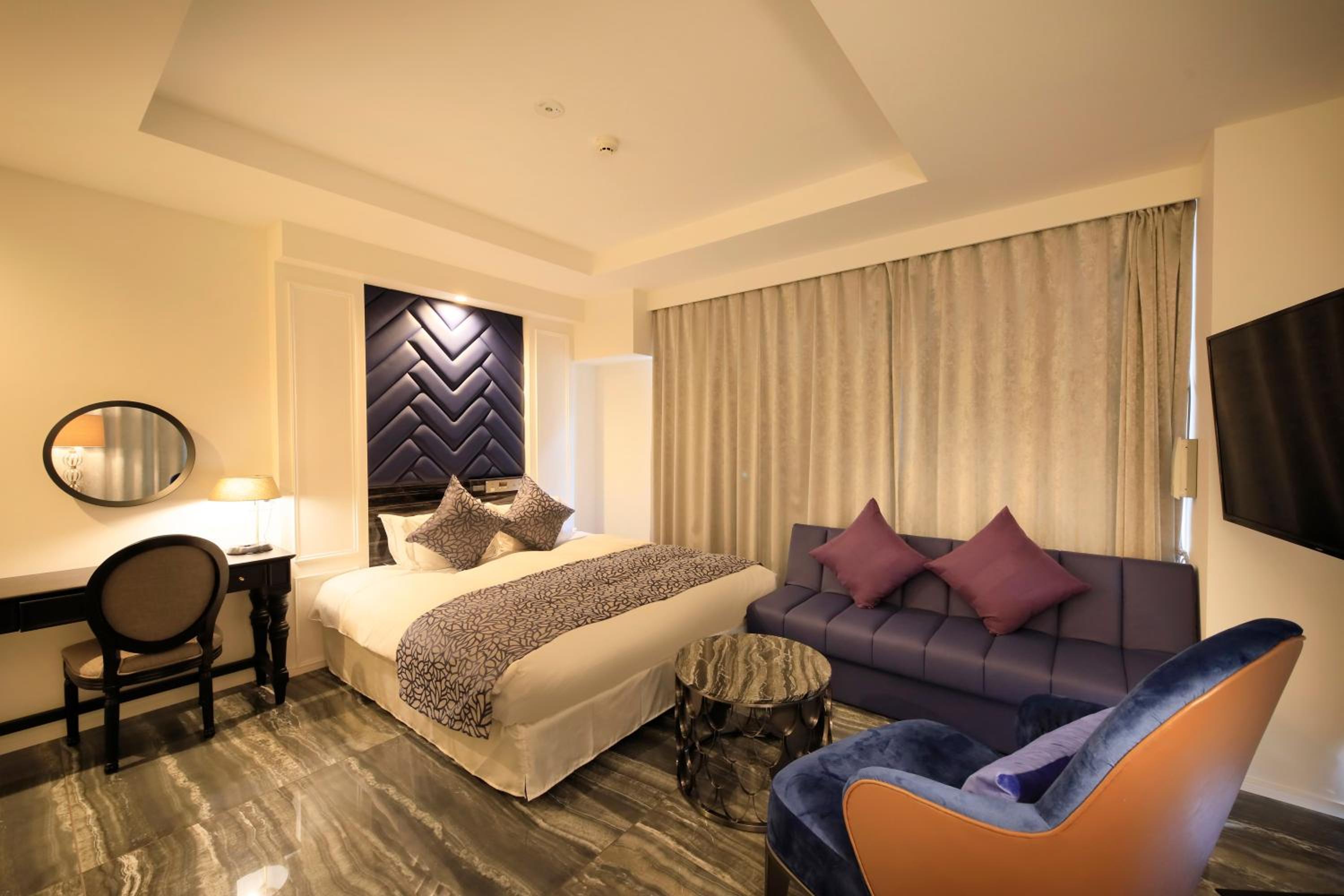 Superior King Room with Balcony - Non-Smoking - Annex photo 2
