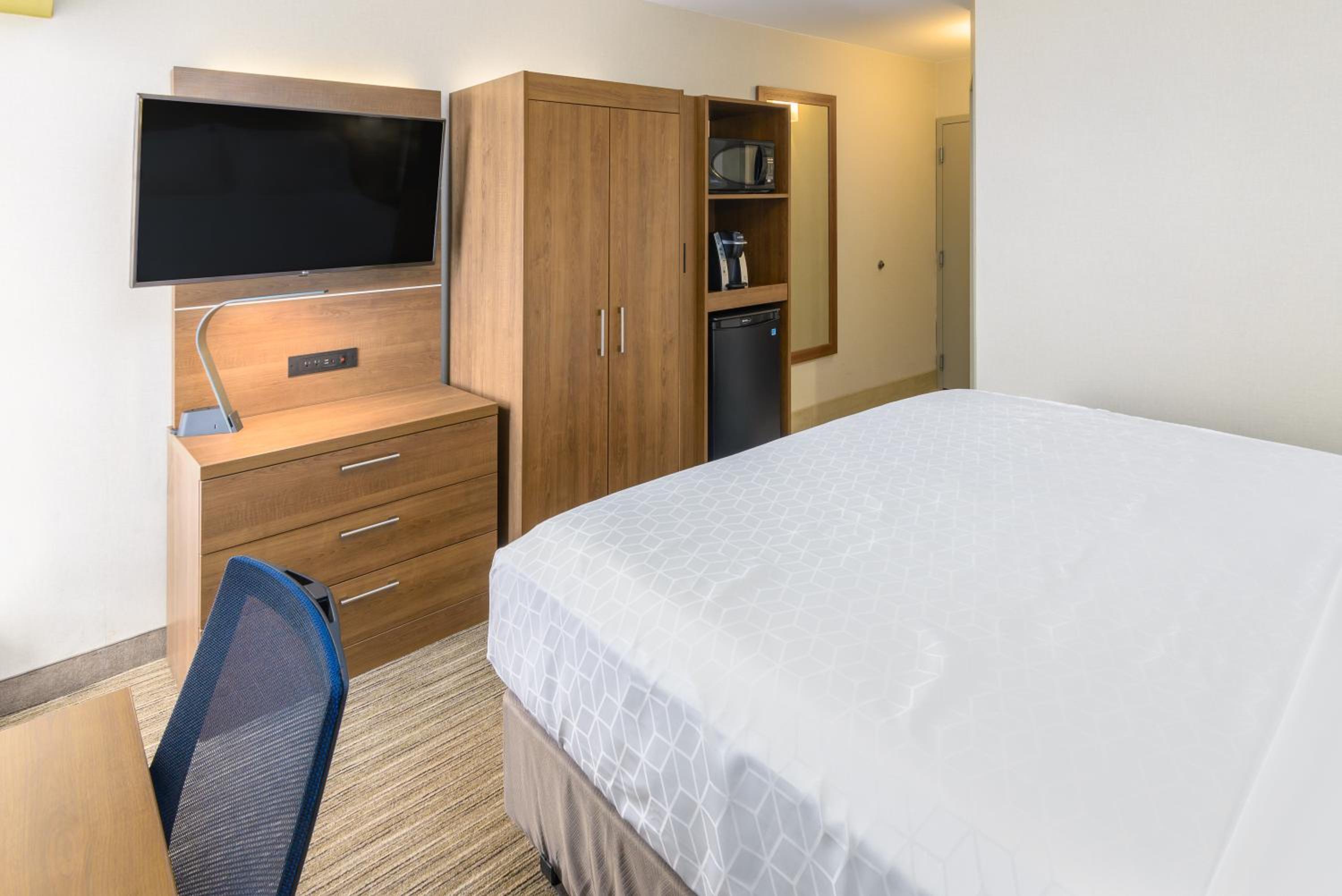 Standard King Room with Microwave and Minifridge - Photo 4
