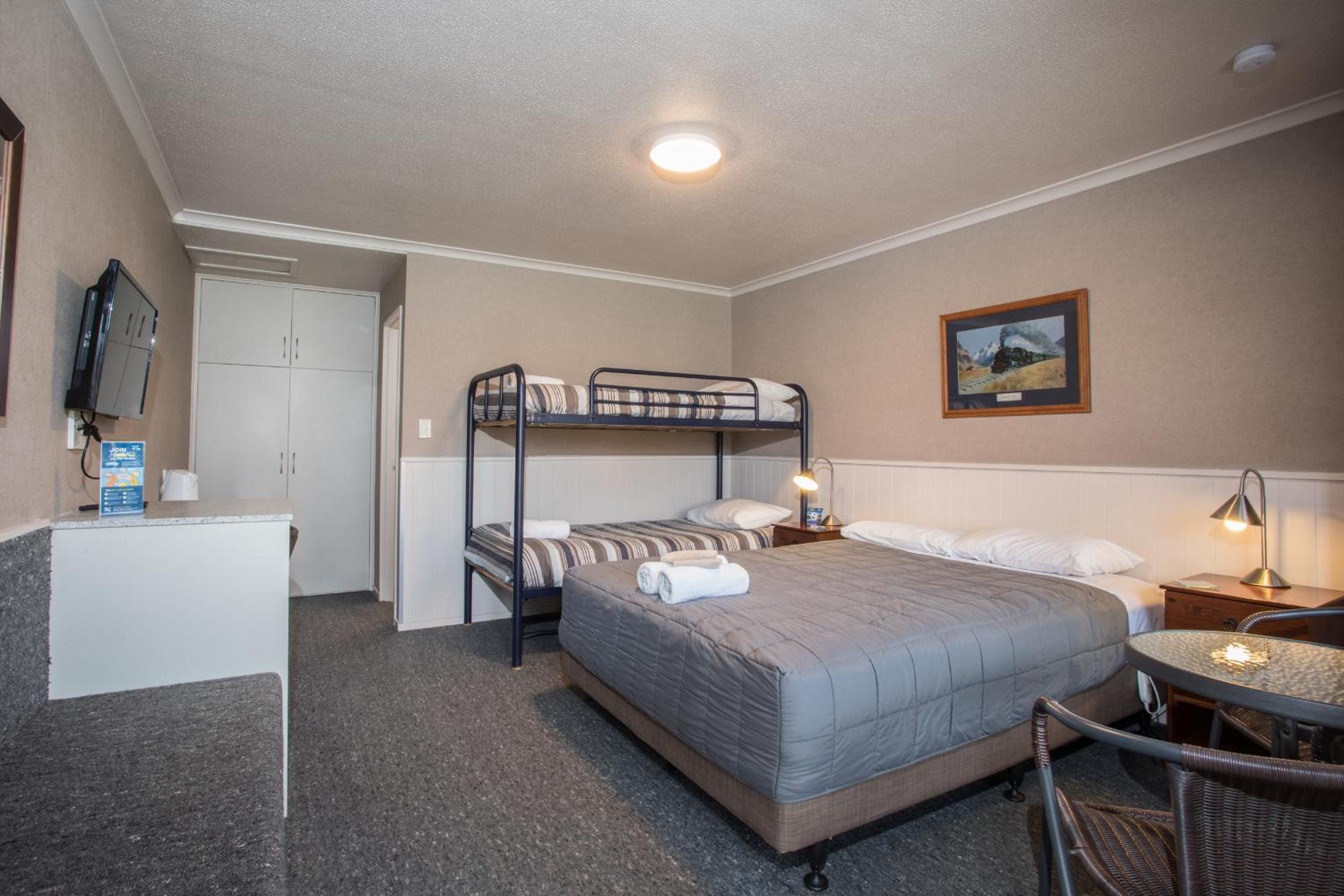 Studio with Ensuite (4 Adults) photo 3