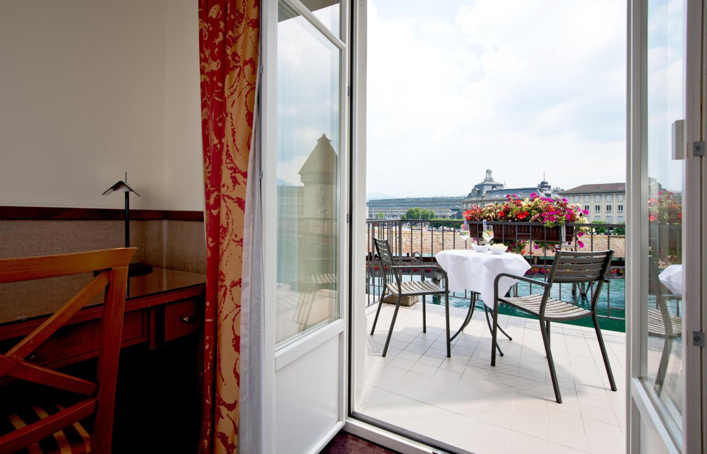 Double room facing the Chapel Bridge and large balcony 14m2 - Photo 4