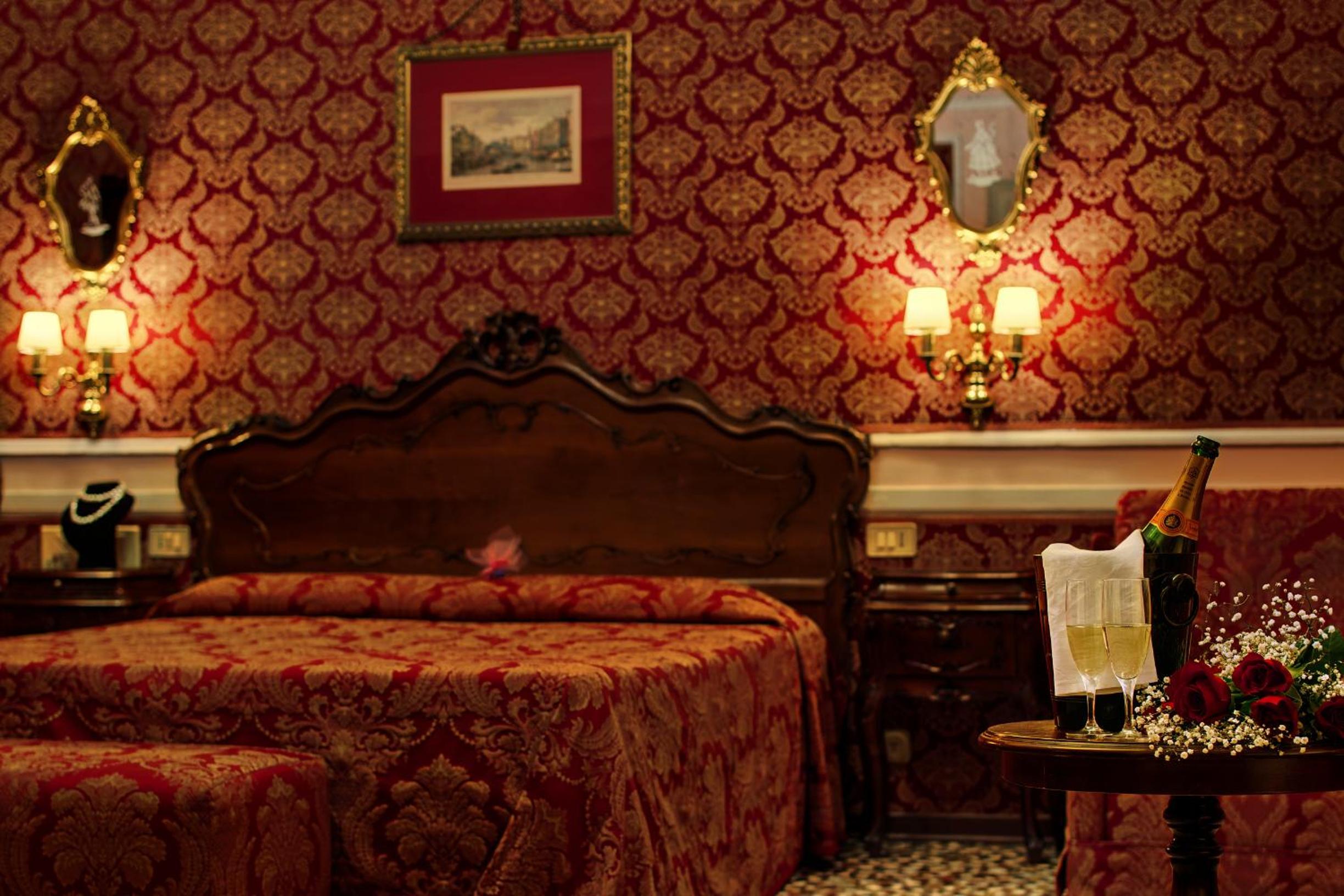 Junior Suite with Grand Canal View photo 2