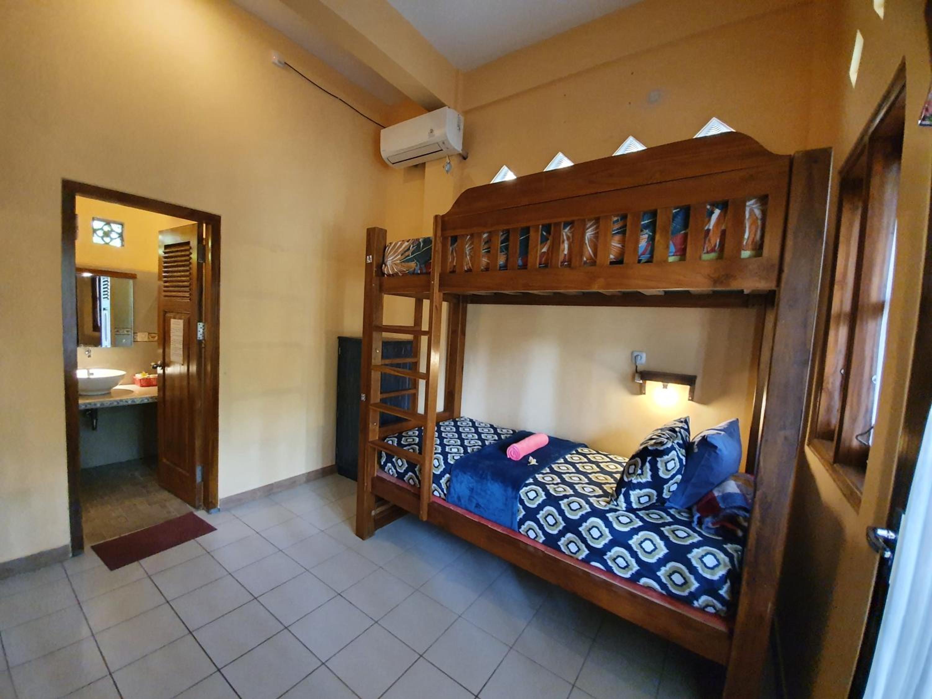Single Bed in 4-Bed Dormitory Room photo 3